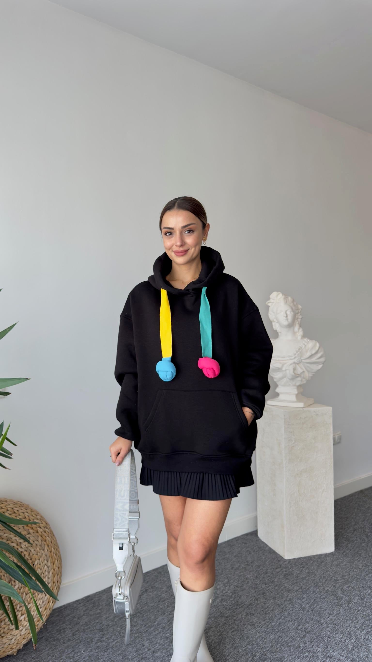 Renkli Kordon Detaylı Salaş Siyah Sweatshirt