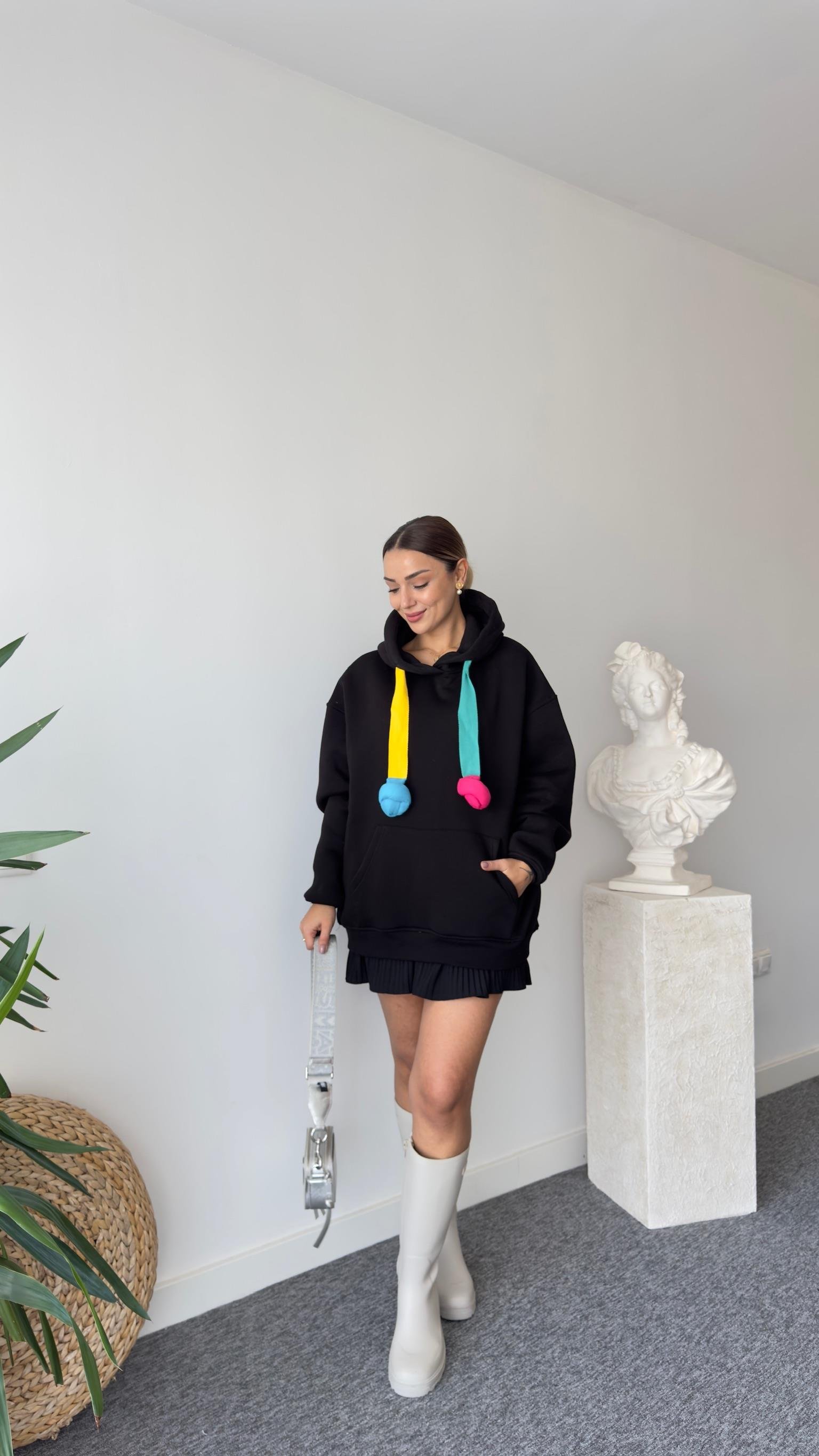 Renkli Kordon Detaylı Salaş Siyah Sweatshirt