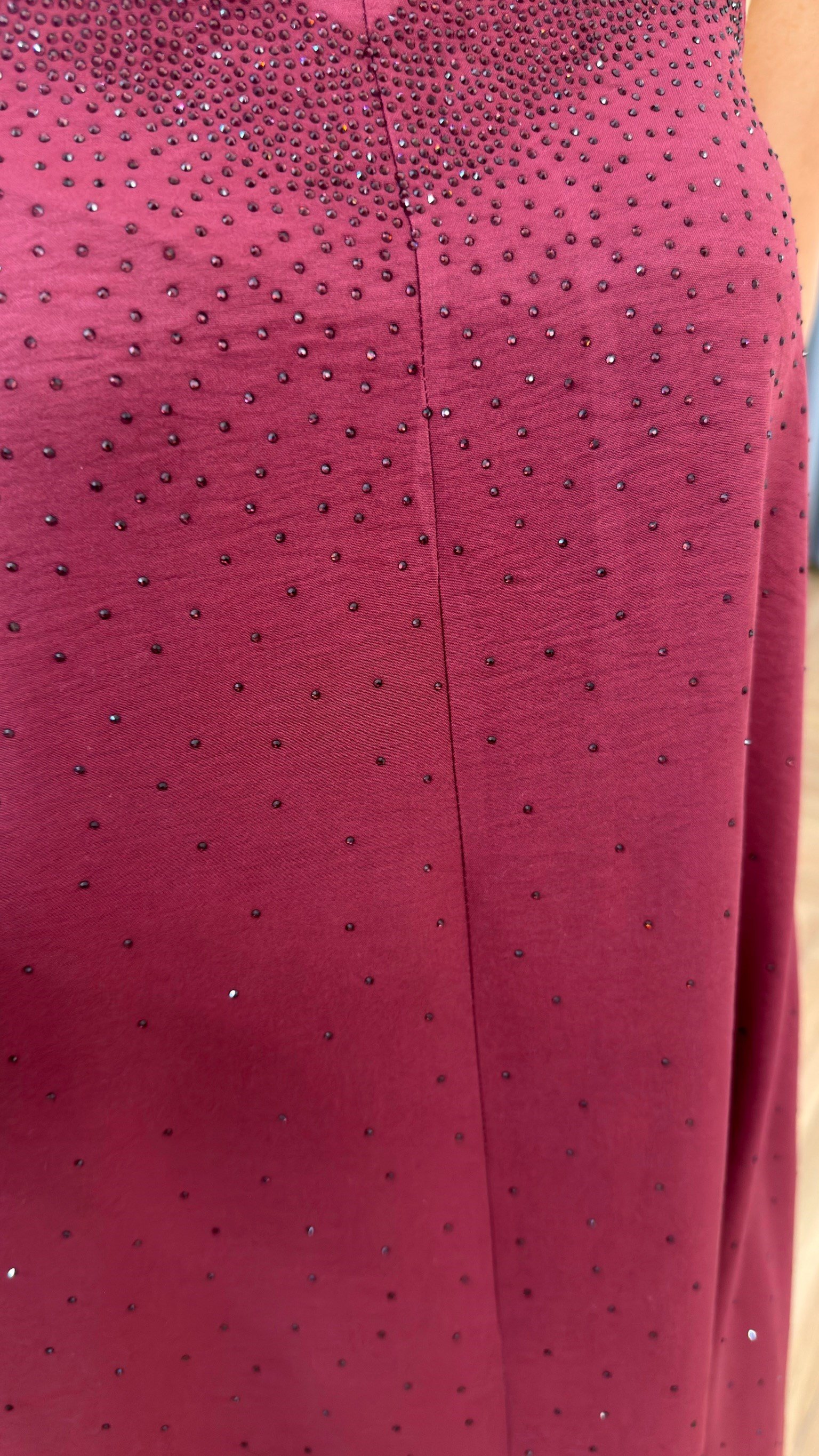 Bordo Rumai Önü Serpme Taş Detaylı Askılı Elbise 