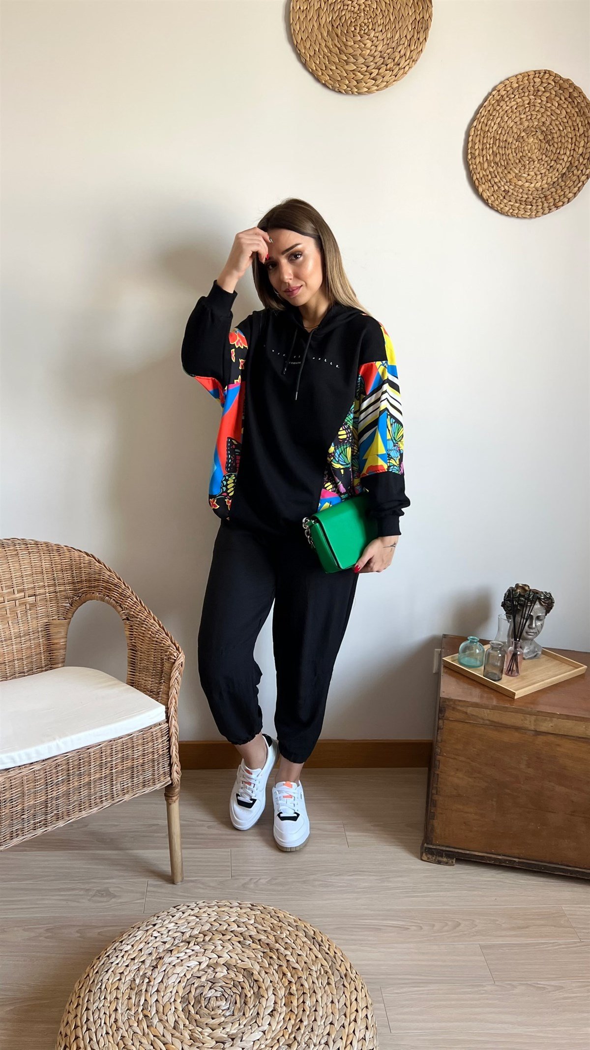 Renkli Baskı Detaylı Siyah Tasarım Sweatshirt