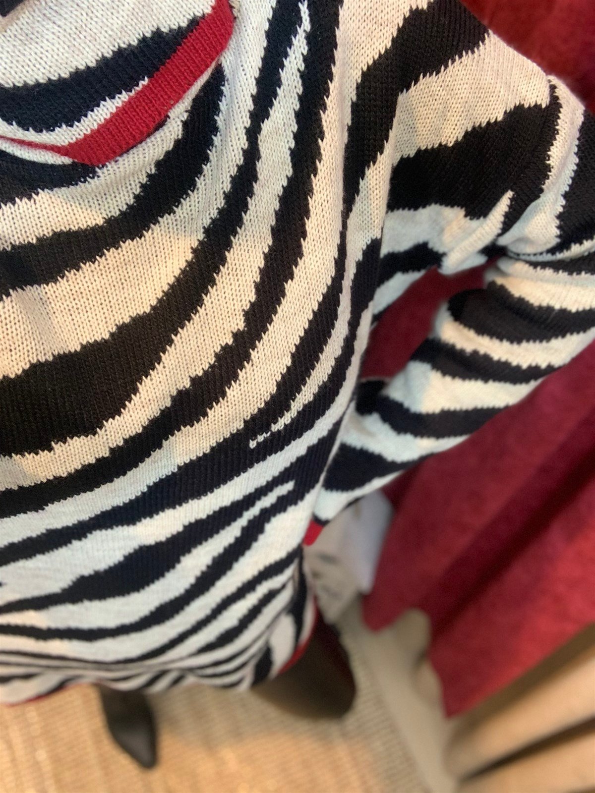 Zebra Desenli Kırmızı Şeritli Kazak