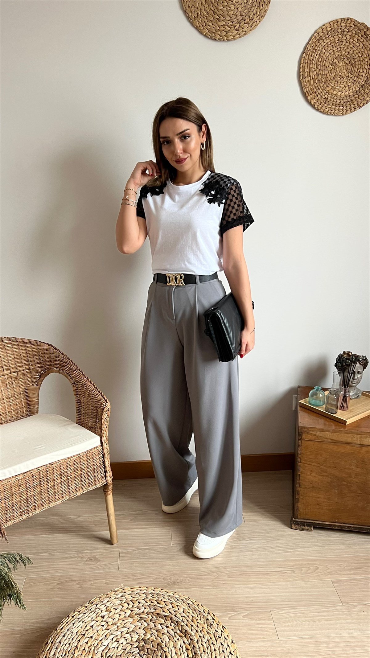 Omuzları Dantel Detaylı Bluz