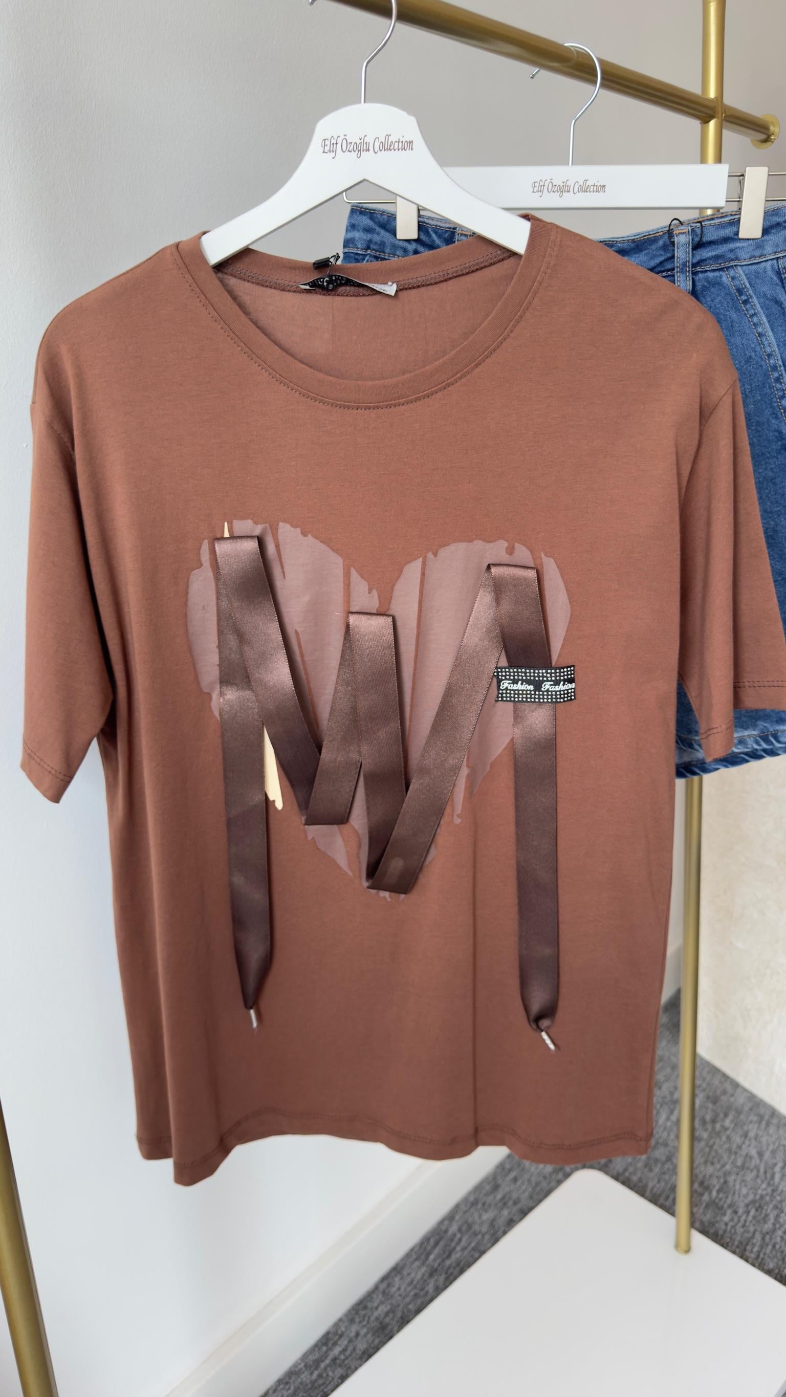 Kalp Üzeri Aksesuarlı Kahve Tshirt