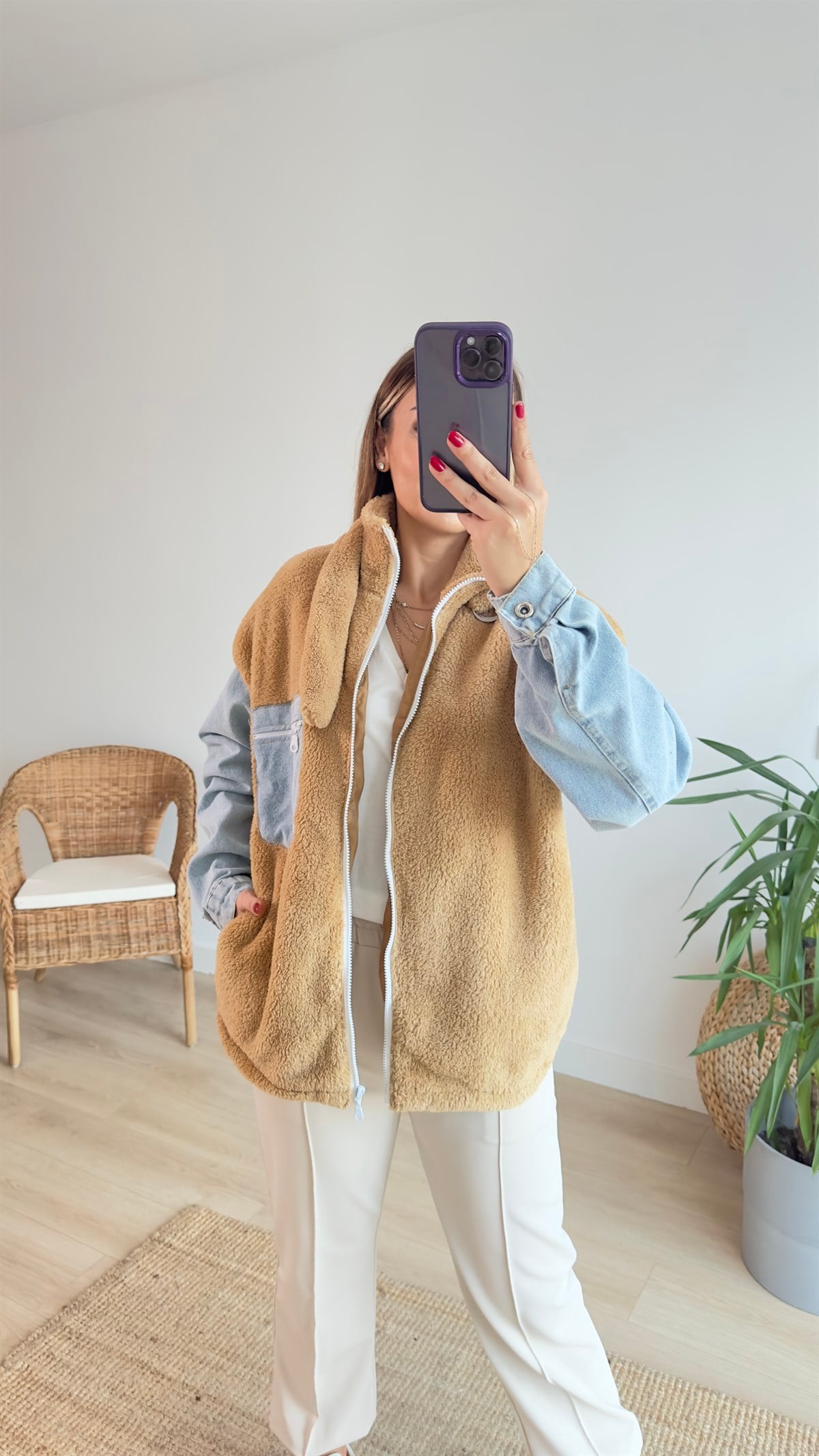 Kolları Kot Detaylı Bej Peluş Mont