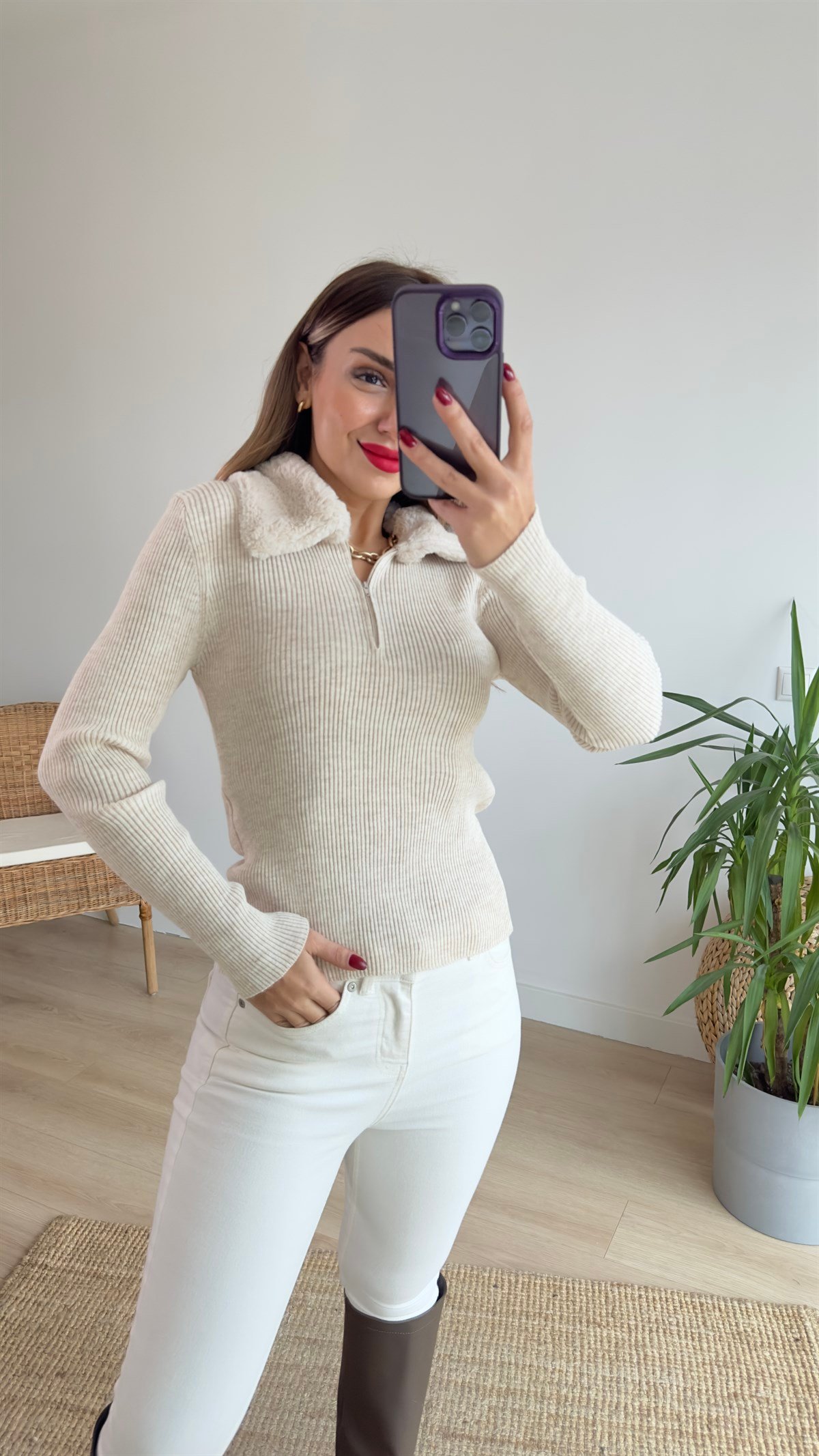Yakası Peluş Detaylı Ekru Triko