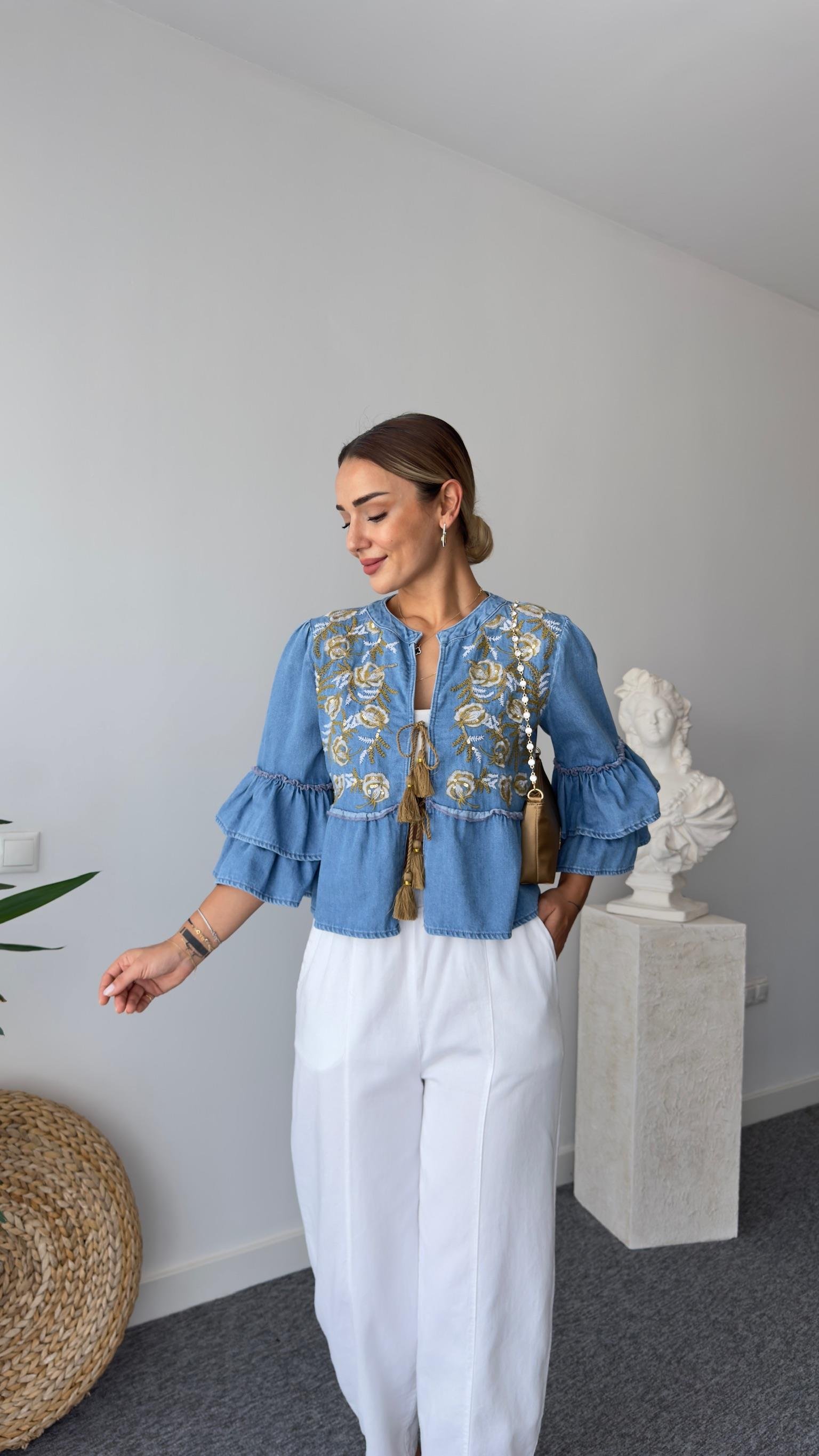 Mavi Önden Bağlamalı Ve Nakışlı Kolları Fırfır Detaylı Denim Bluz