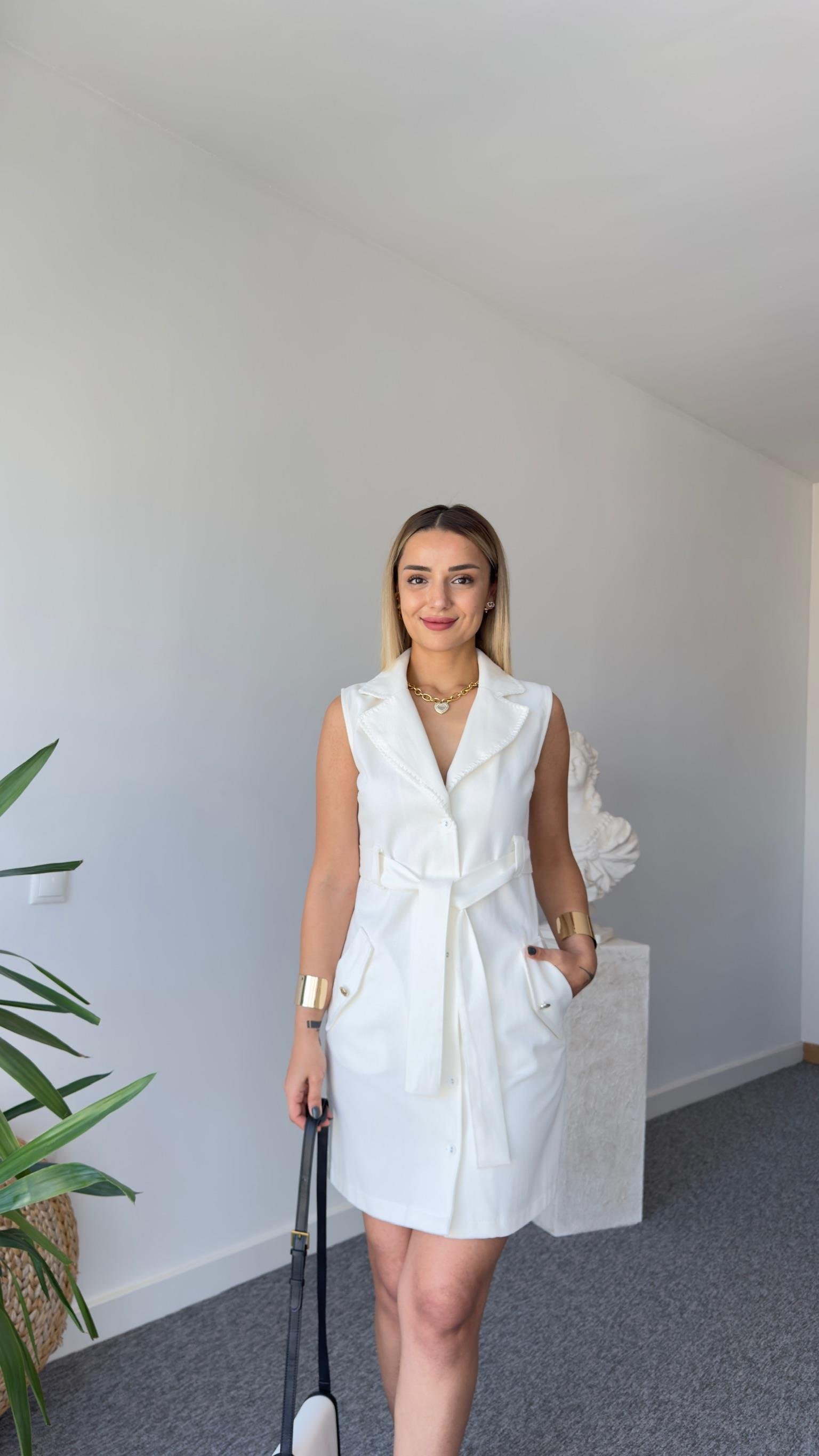 Orj Model Yakası Nakışlı Kemerli Elbise