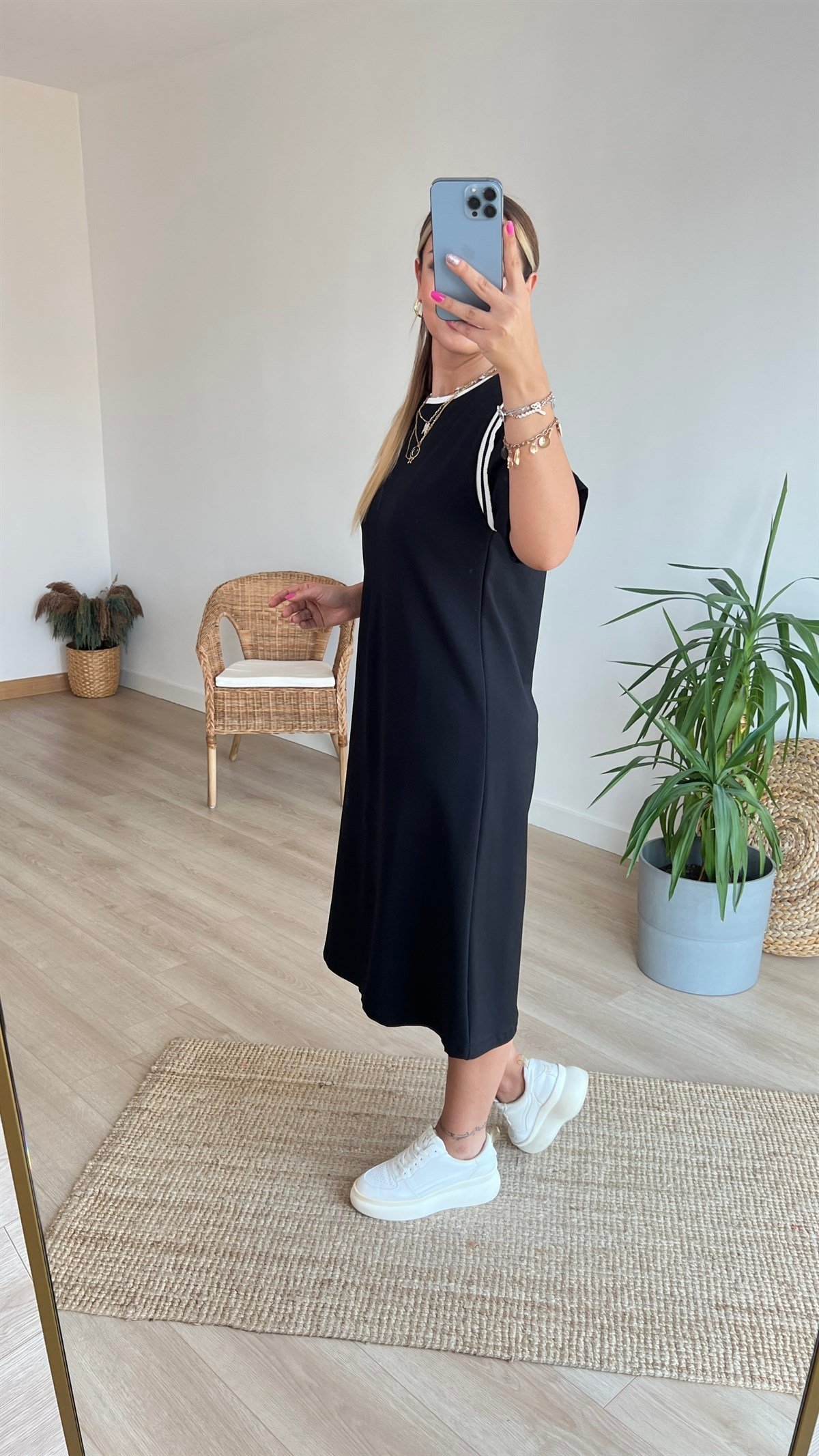 Beyaz Şerit Detaylı Basic Elbise