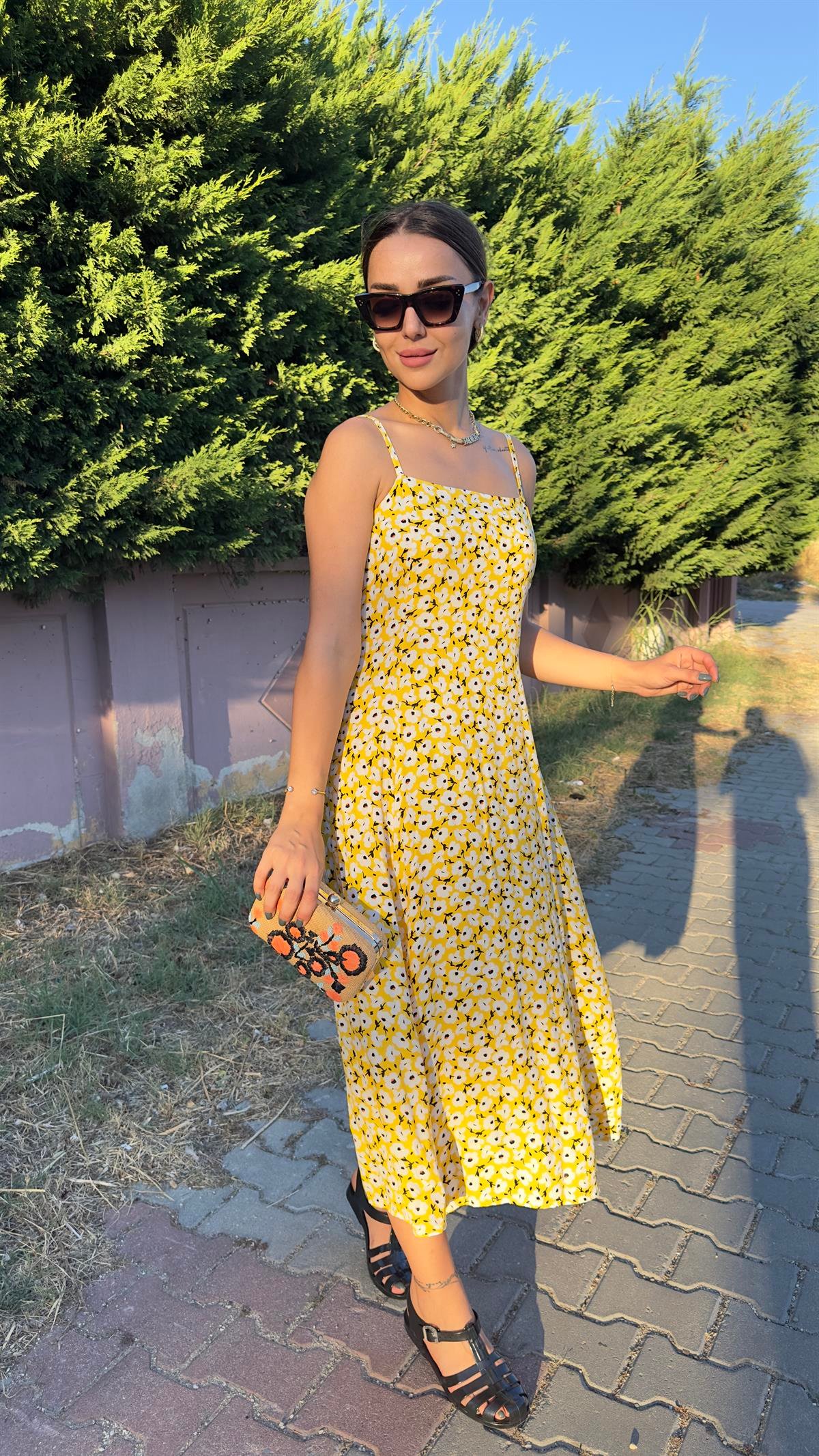 Çiçek Desen Askılı Sarı Elbise 