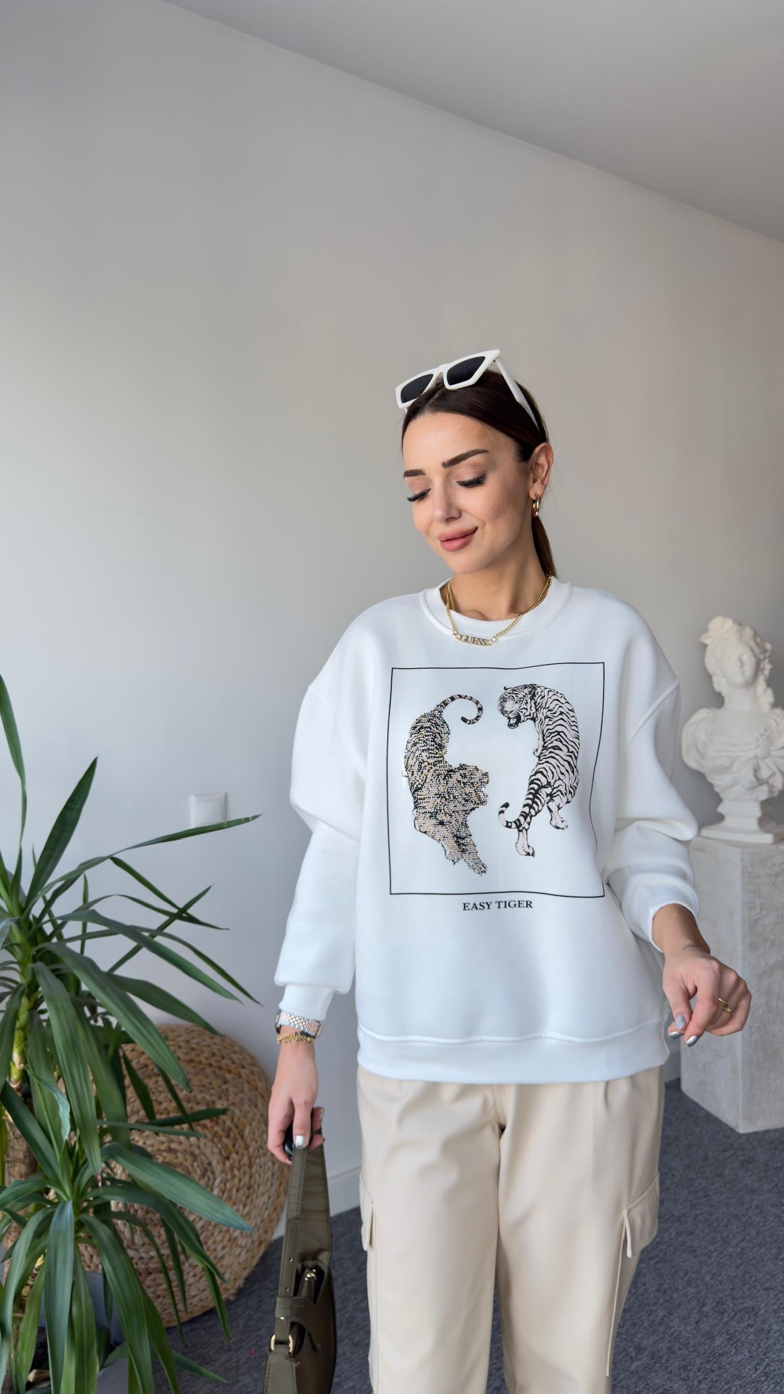 Taş Detay Kaplan Baskılı Beyaz Sweat