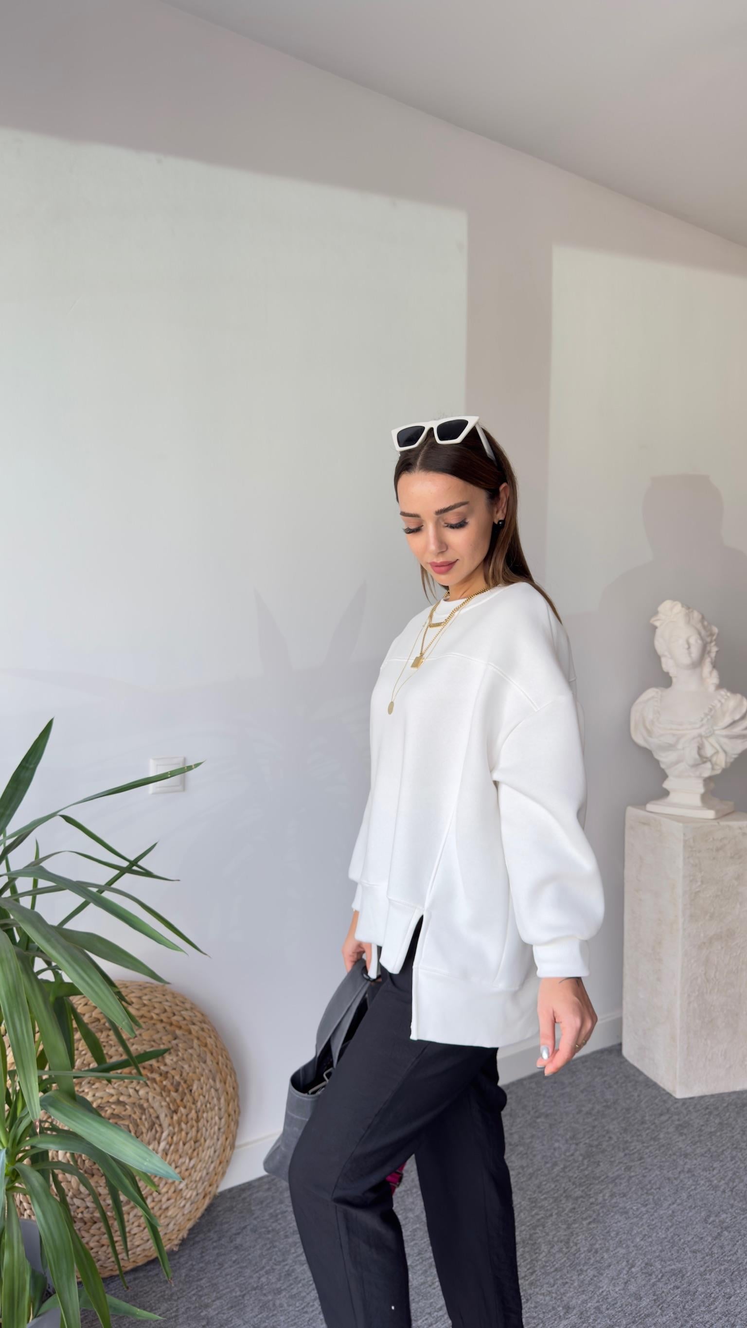 Etek Ucu Asimetrik Beyaz Sweatshirt