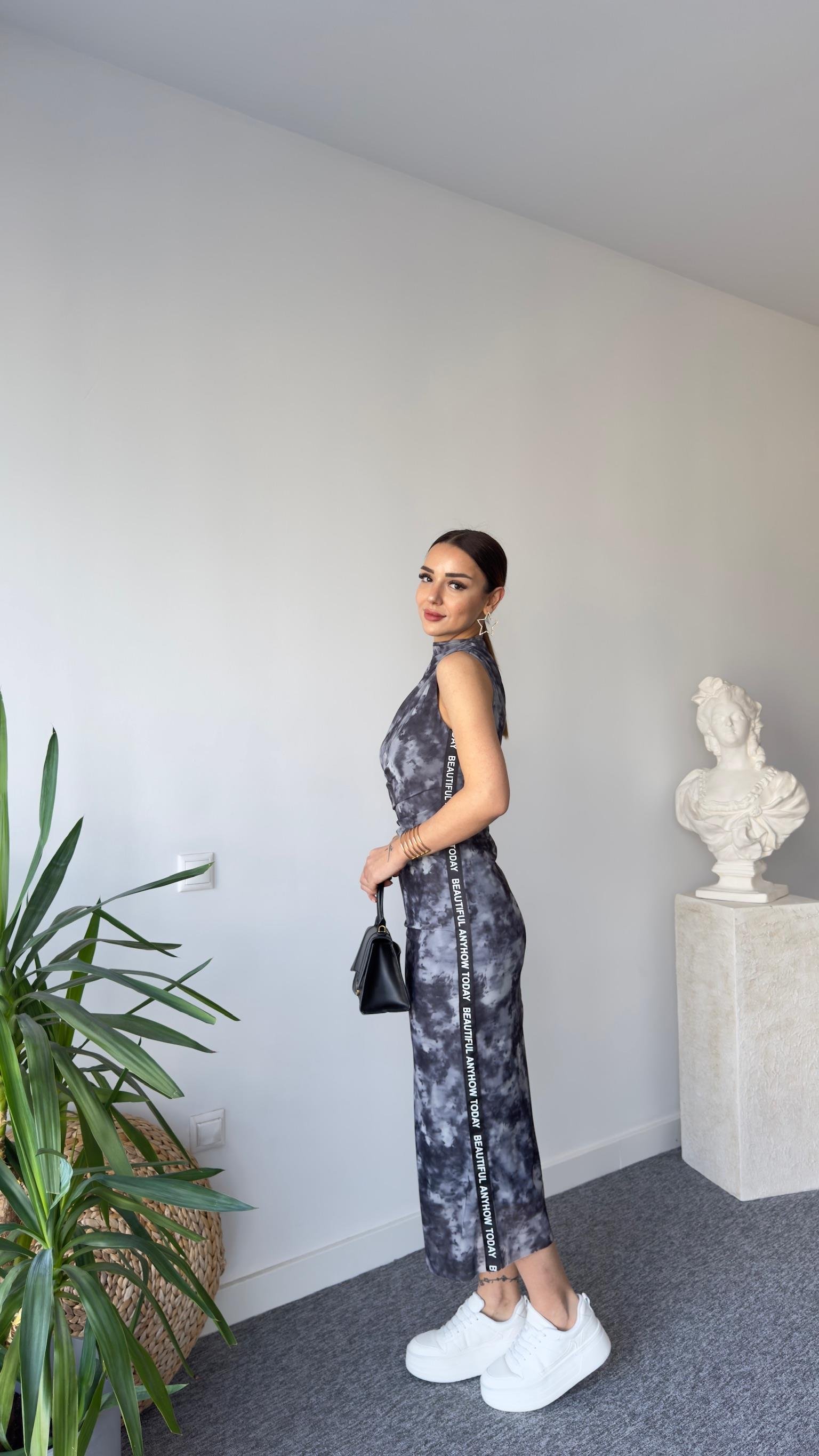 Yan Yazılı Batik Desen Sandy Elbise