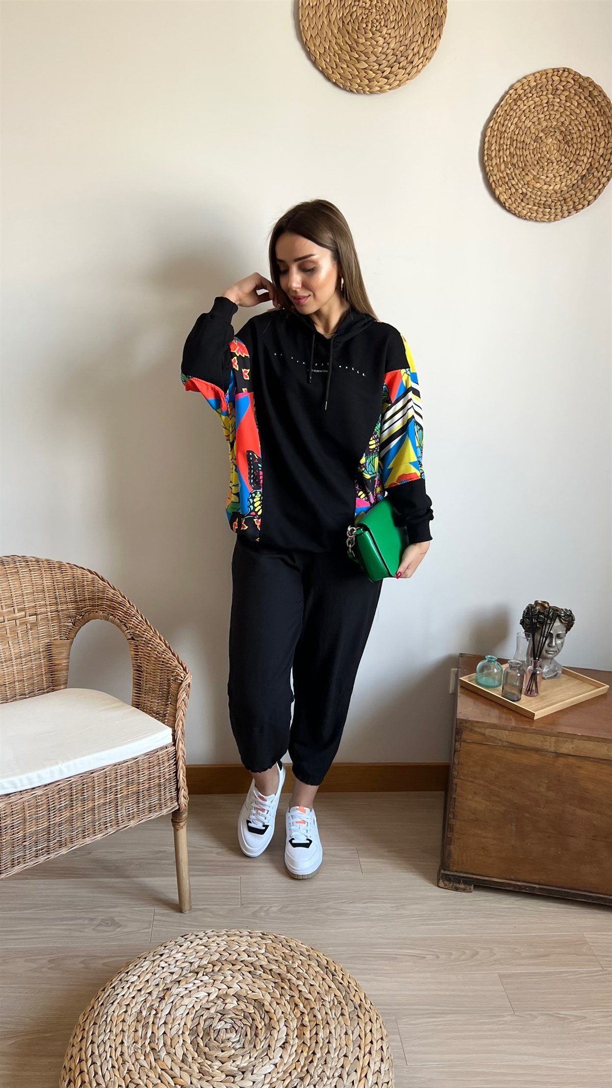 Renkli Baskı Detaylı Siyah Tasarım Sweatshirt