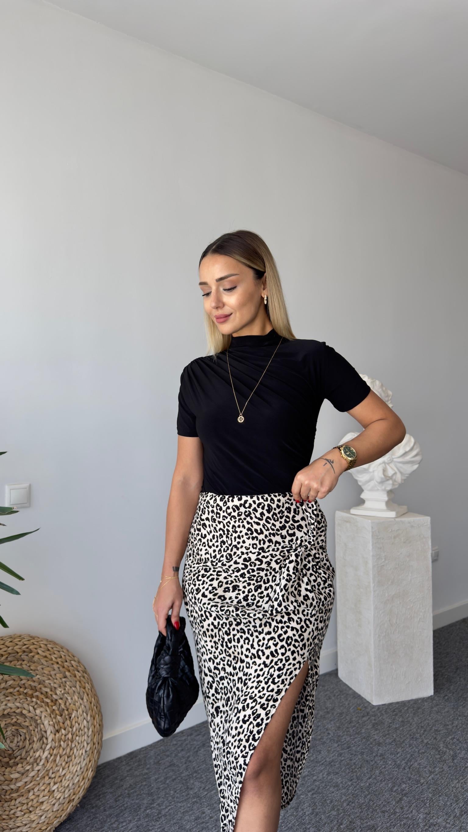 Kısa Kol Büzgülü Siyah Bluz