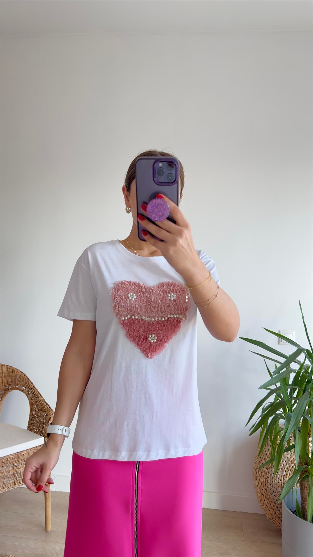 Kabartma Kalp Detaylı Beyaz Tshirt