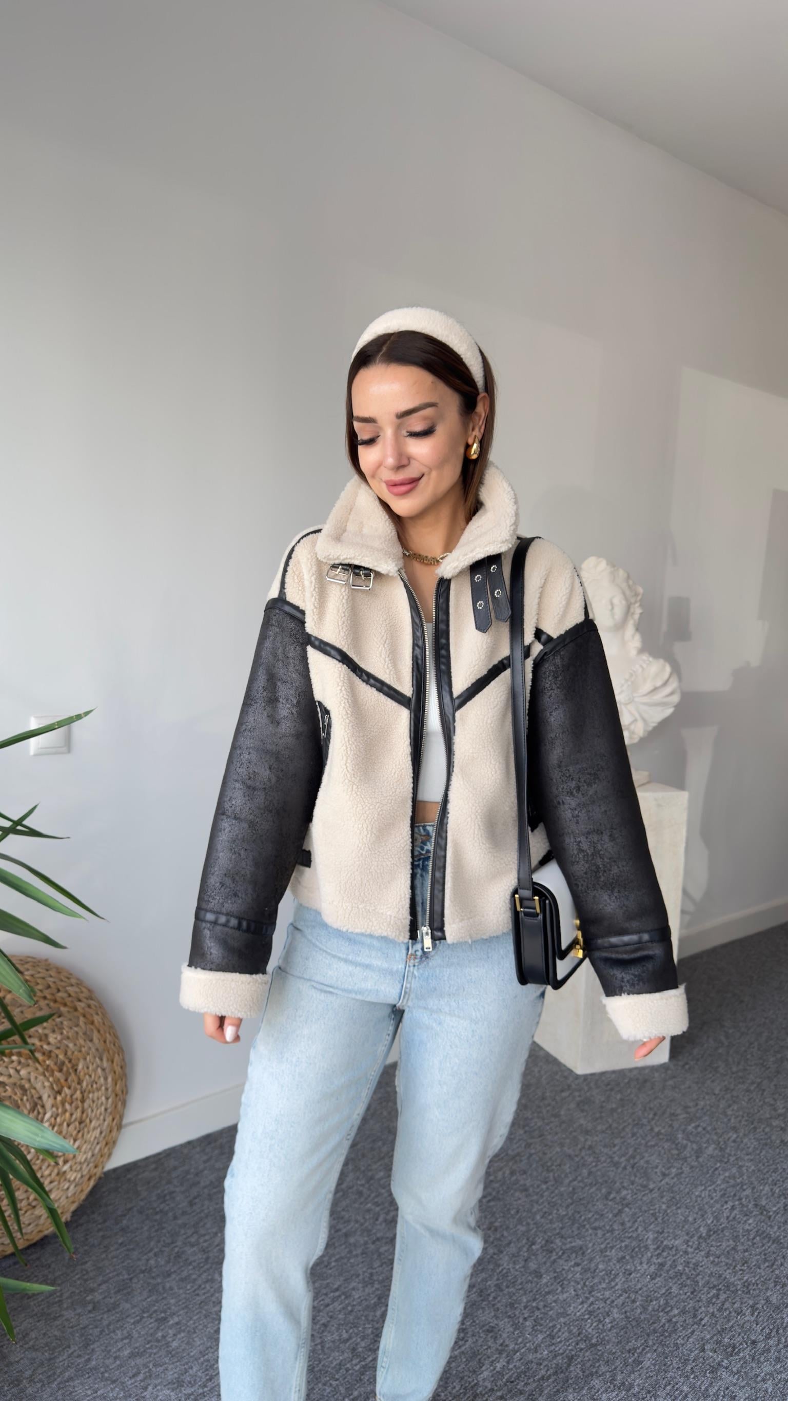 Kollar Deri Detaylı Ekru Peluş Mont