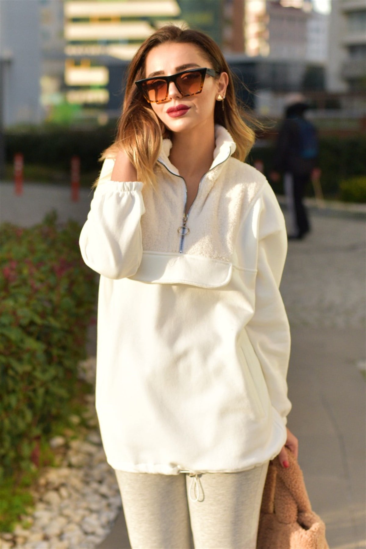 Peluş Detaylı Beyaz Sweat