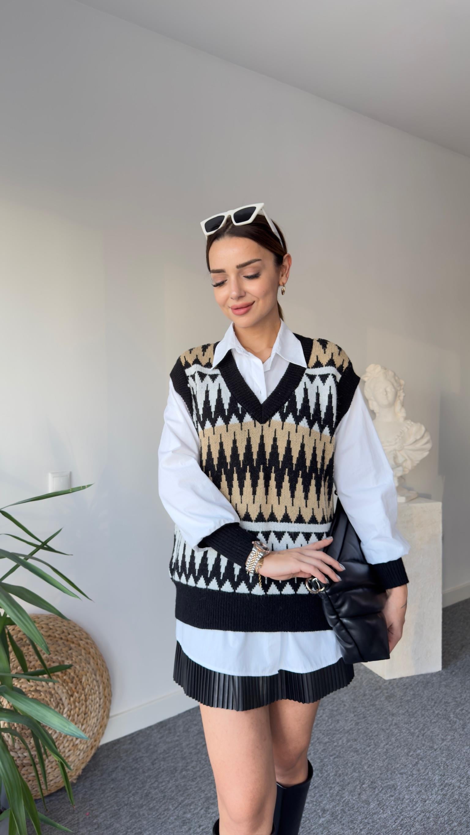 Süveter Detaylı Beyaz Gömlek