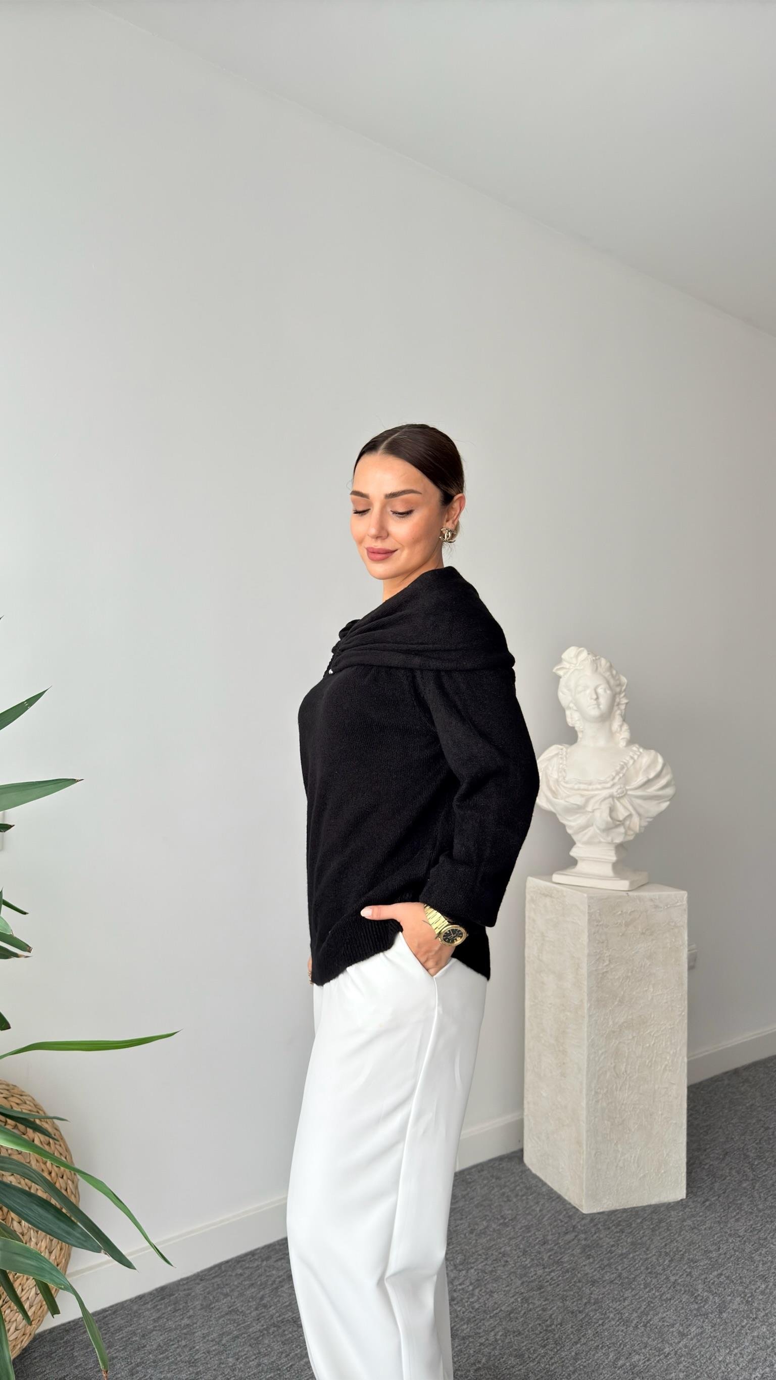 Madonna Yaka Tokalı Siyah Kazak