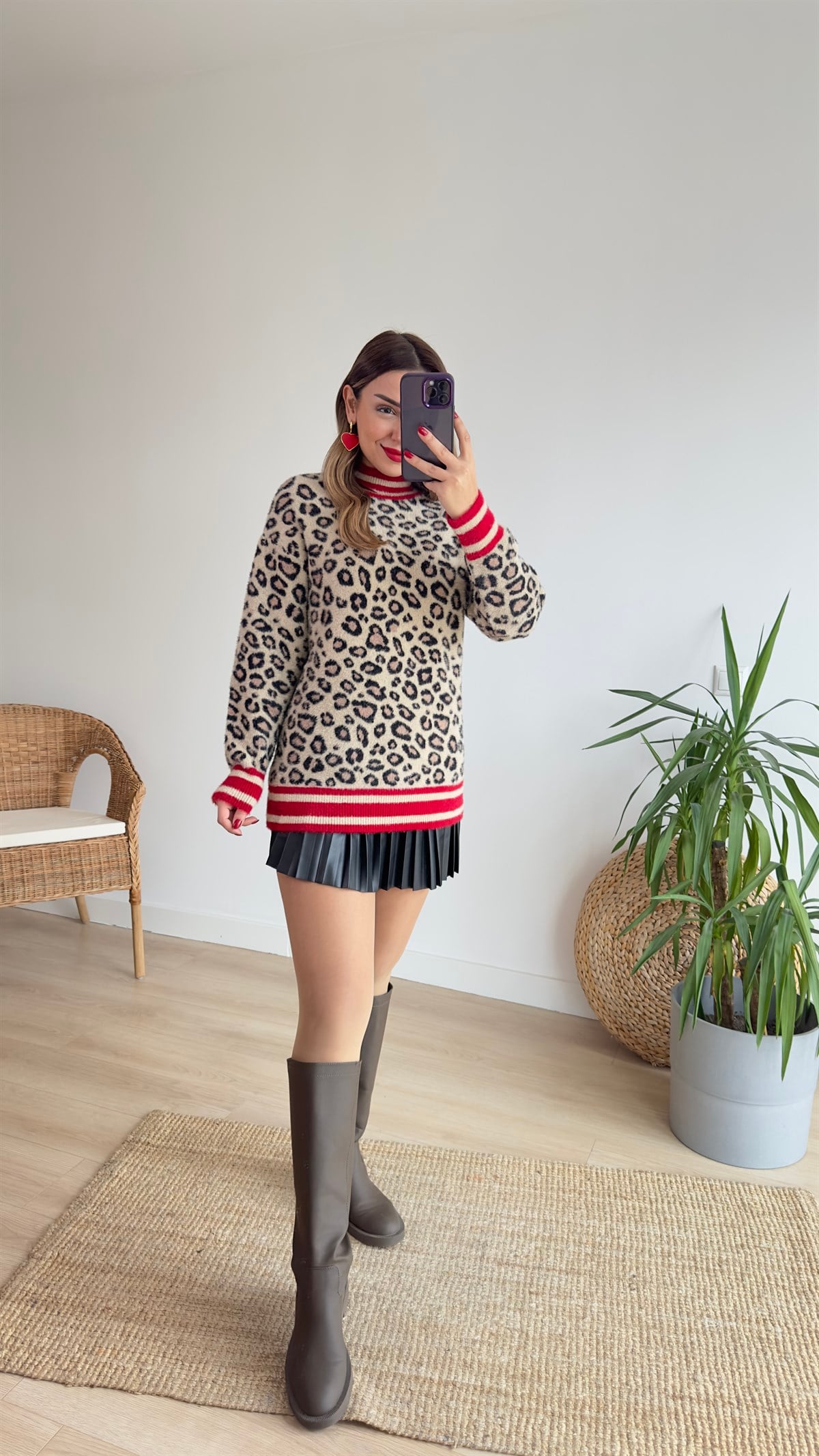Kırmızı Şerit Detaylı Yumoş Leopar Kazak