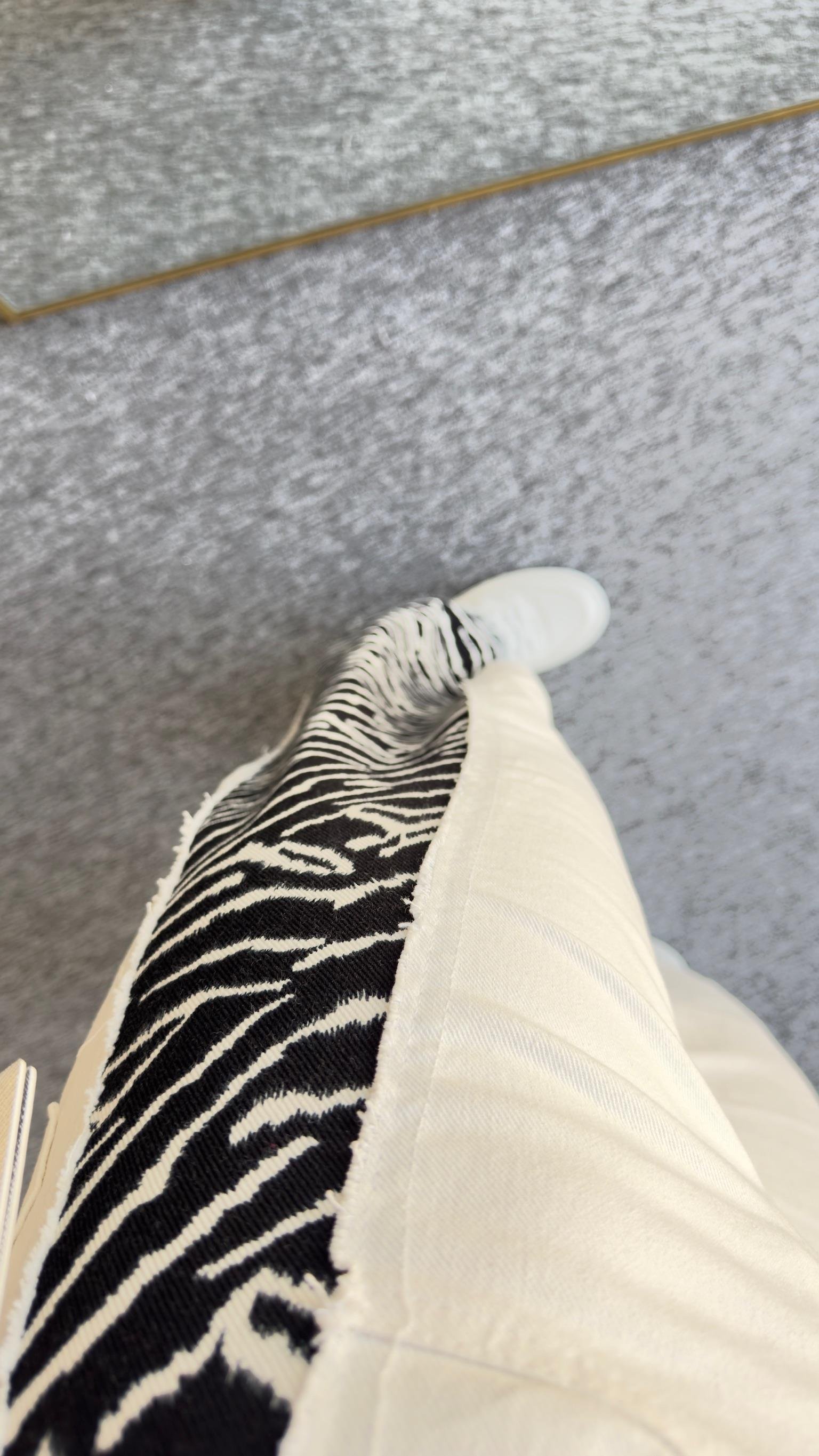 Zebra Şerit Detaylı Beyaz Jean