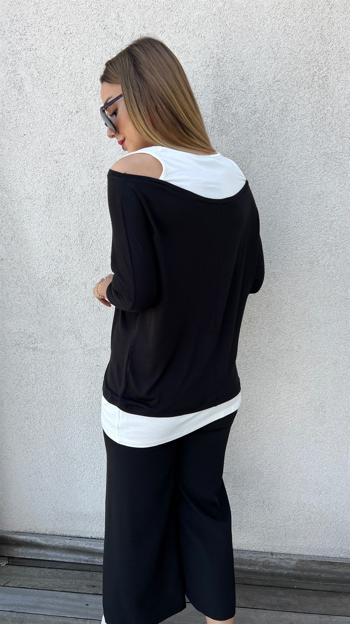 Atlet Detaylı Asimetrik Siyah Bluz