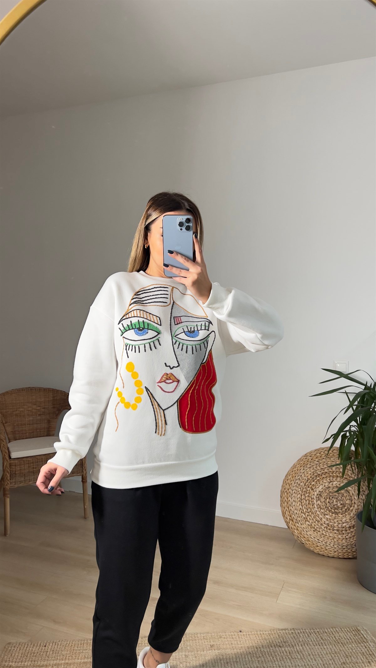 Renkli Yüz Baskı Beyaz Sweatshirt