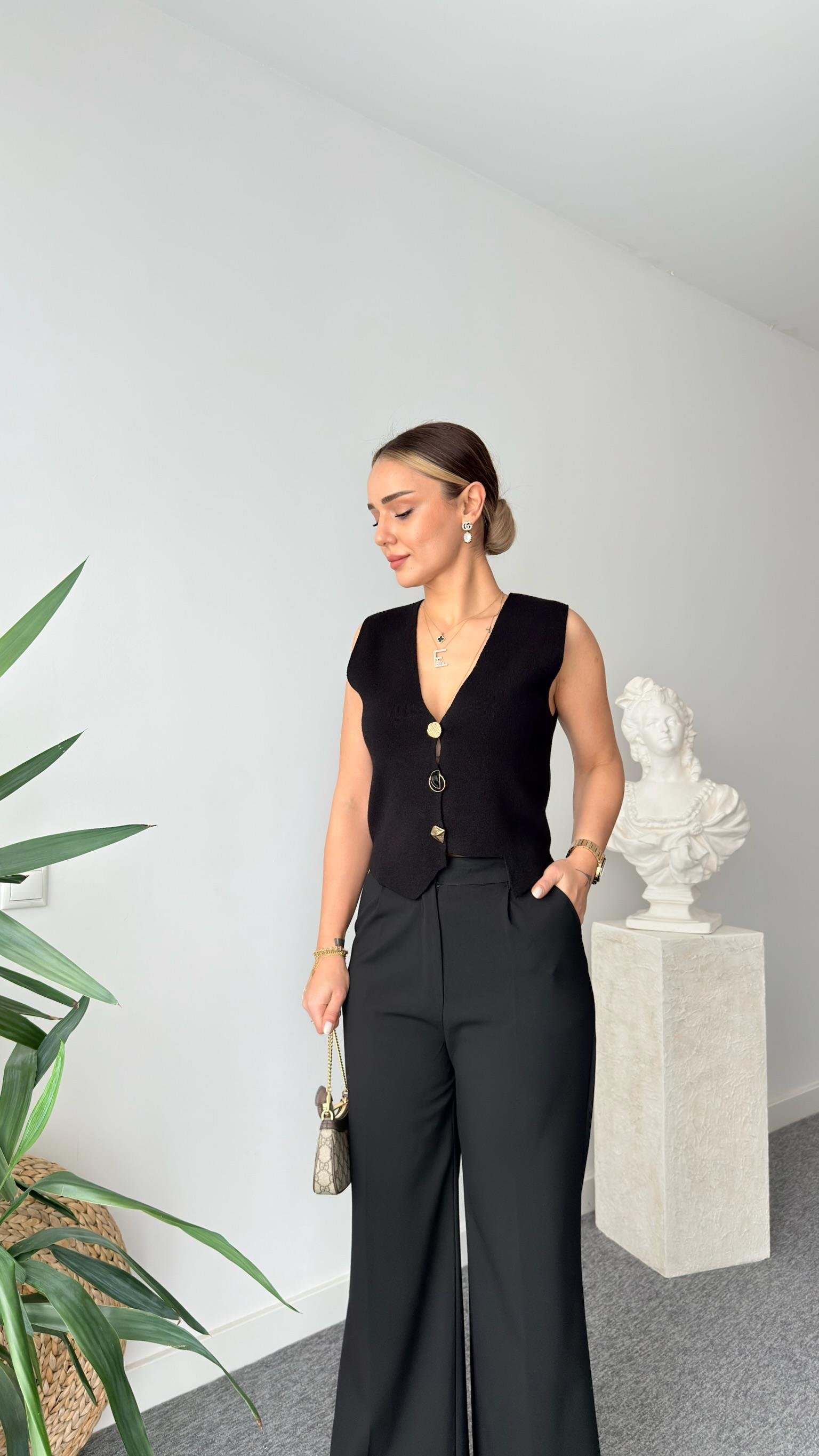 Roque Gold Düğme Detaylı Siyah Triko Yelek