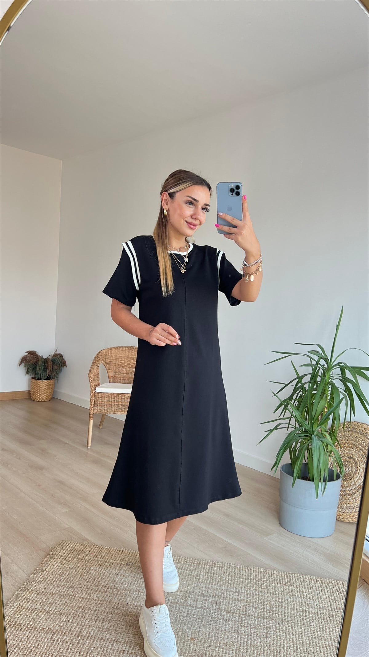 Beyaz Şerit Detaylı Basic Elbise