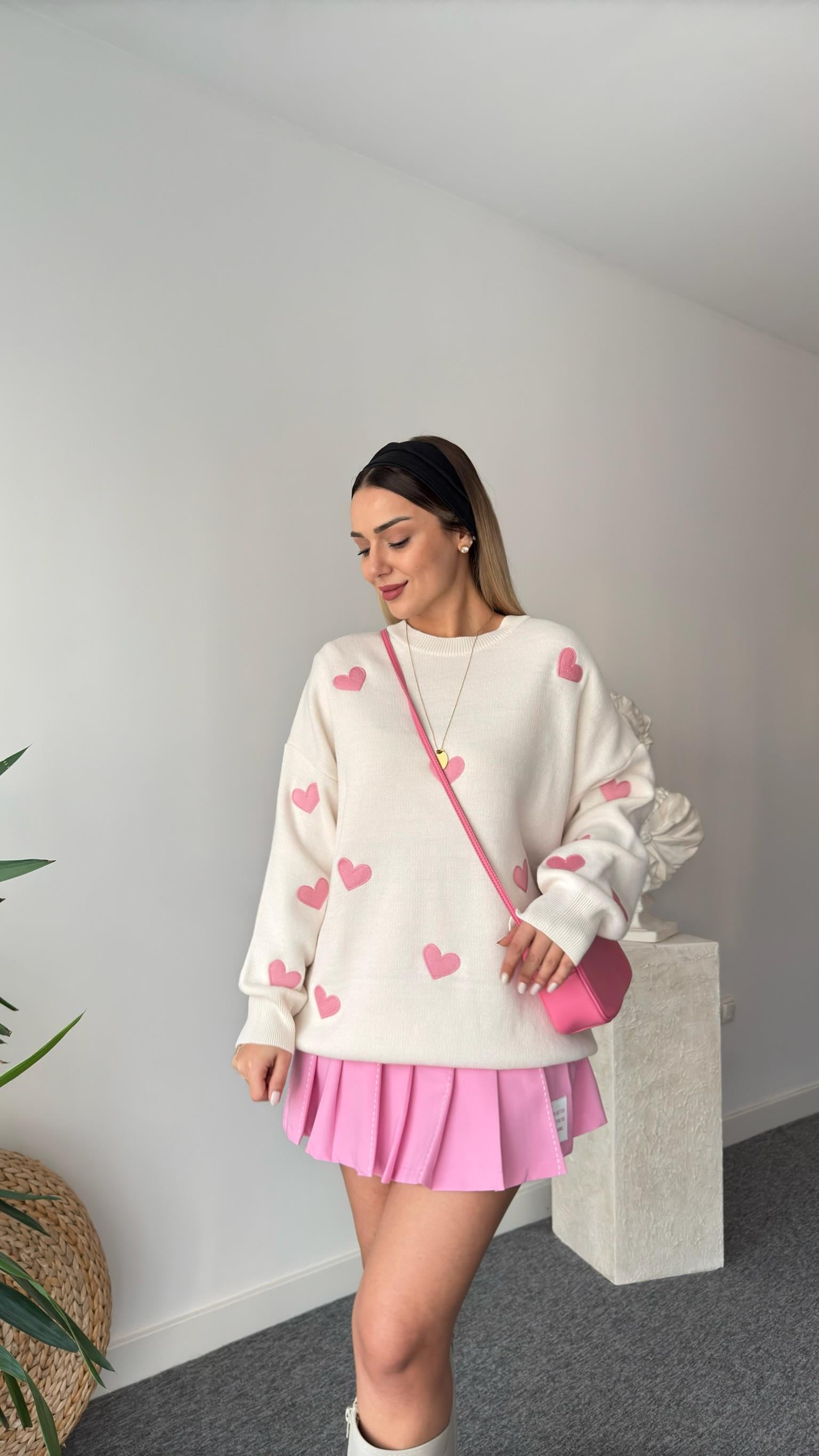 Pembe Kalp Nakışlı Ekru Kazak