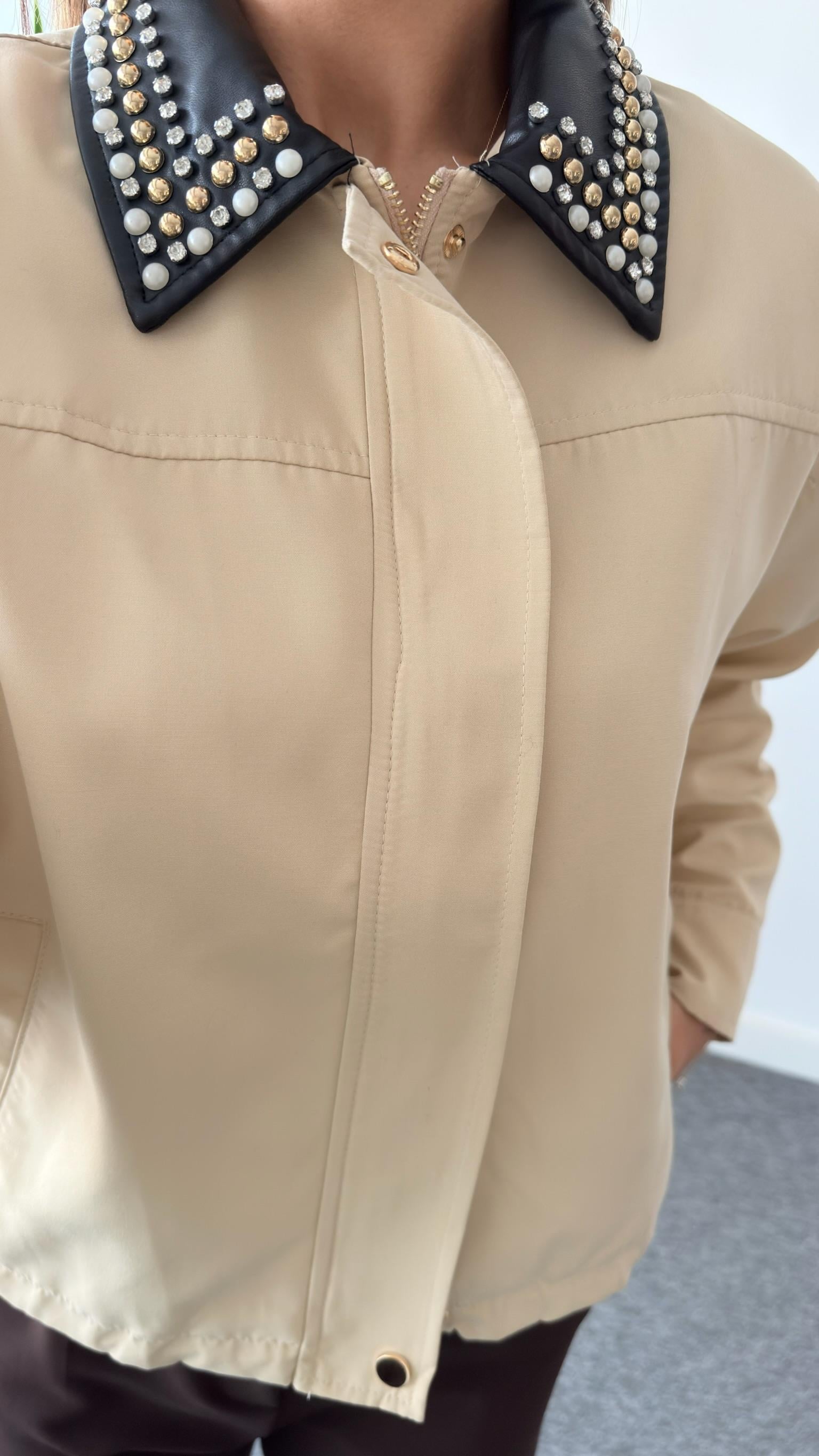 Meria Yakası Taş Detaylı Marka Model Ceket