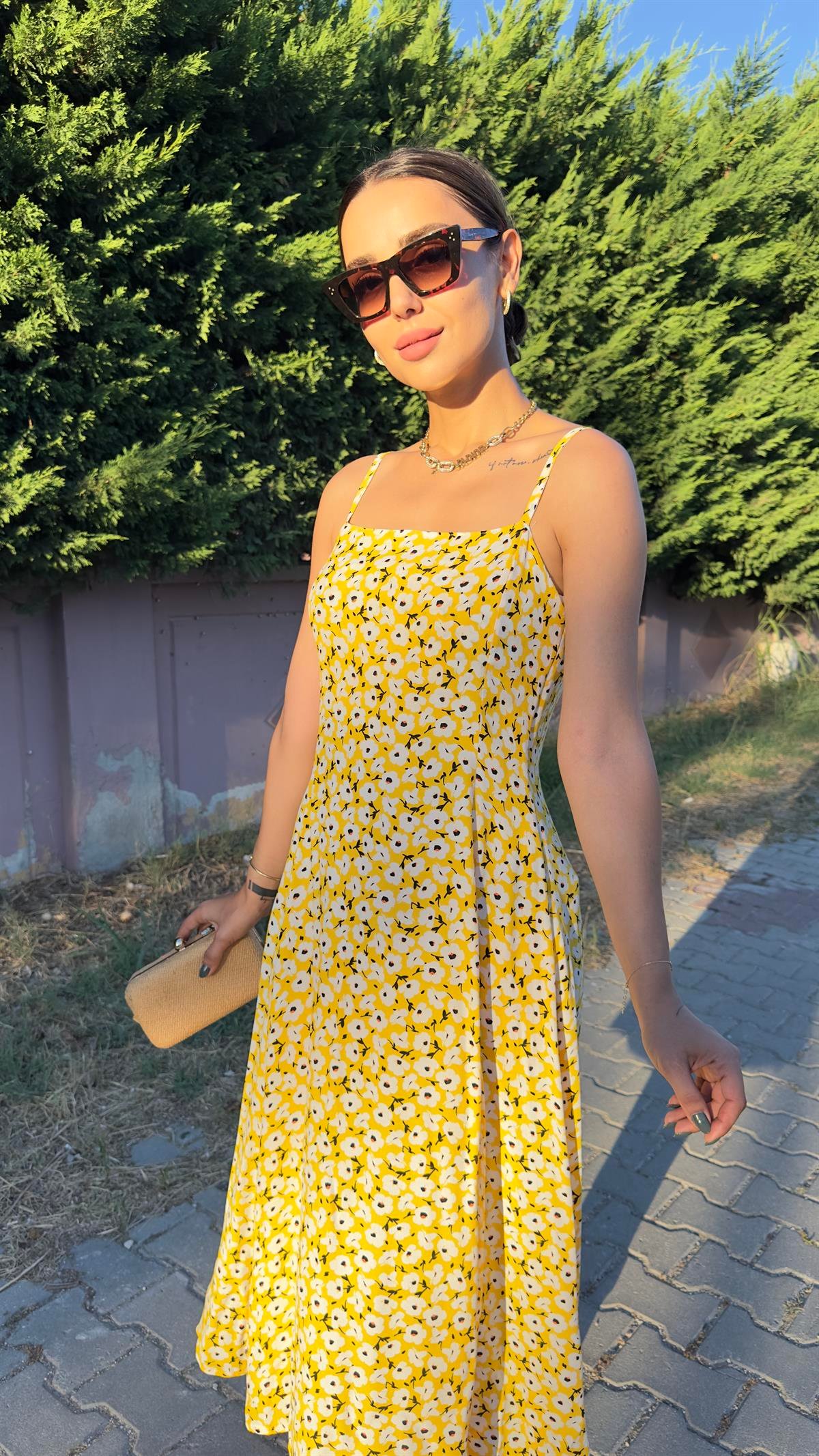 Çiçek Desen Askılı Sarı Elbise 
