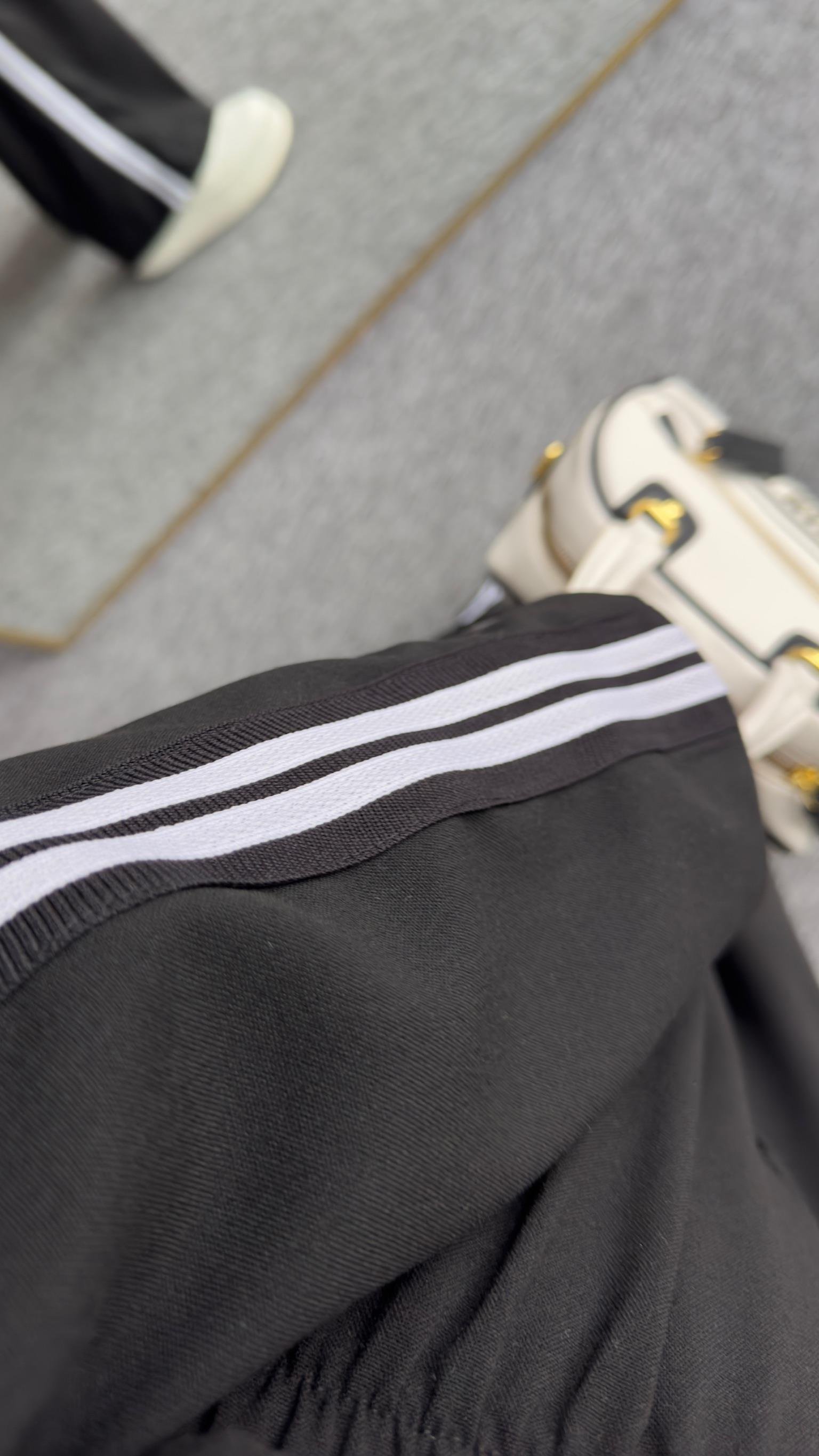 Şerit Detaylı Siyah Kısa Ceket