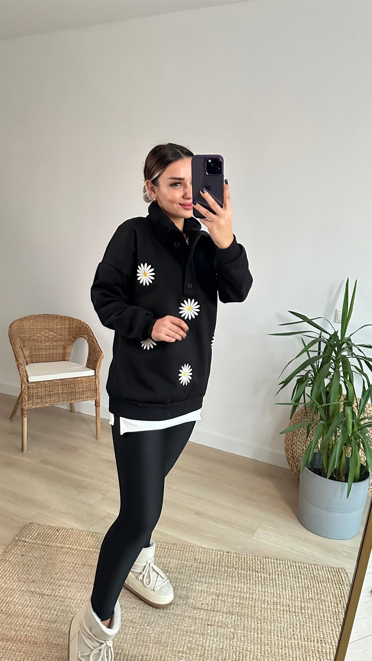Papatya Nakışlı Siyah Sweatshirt