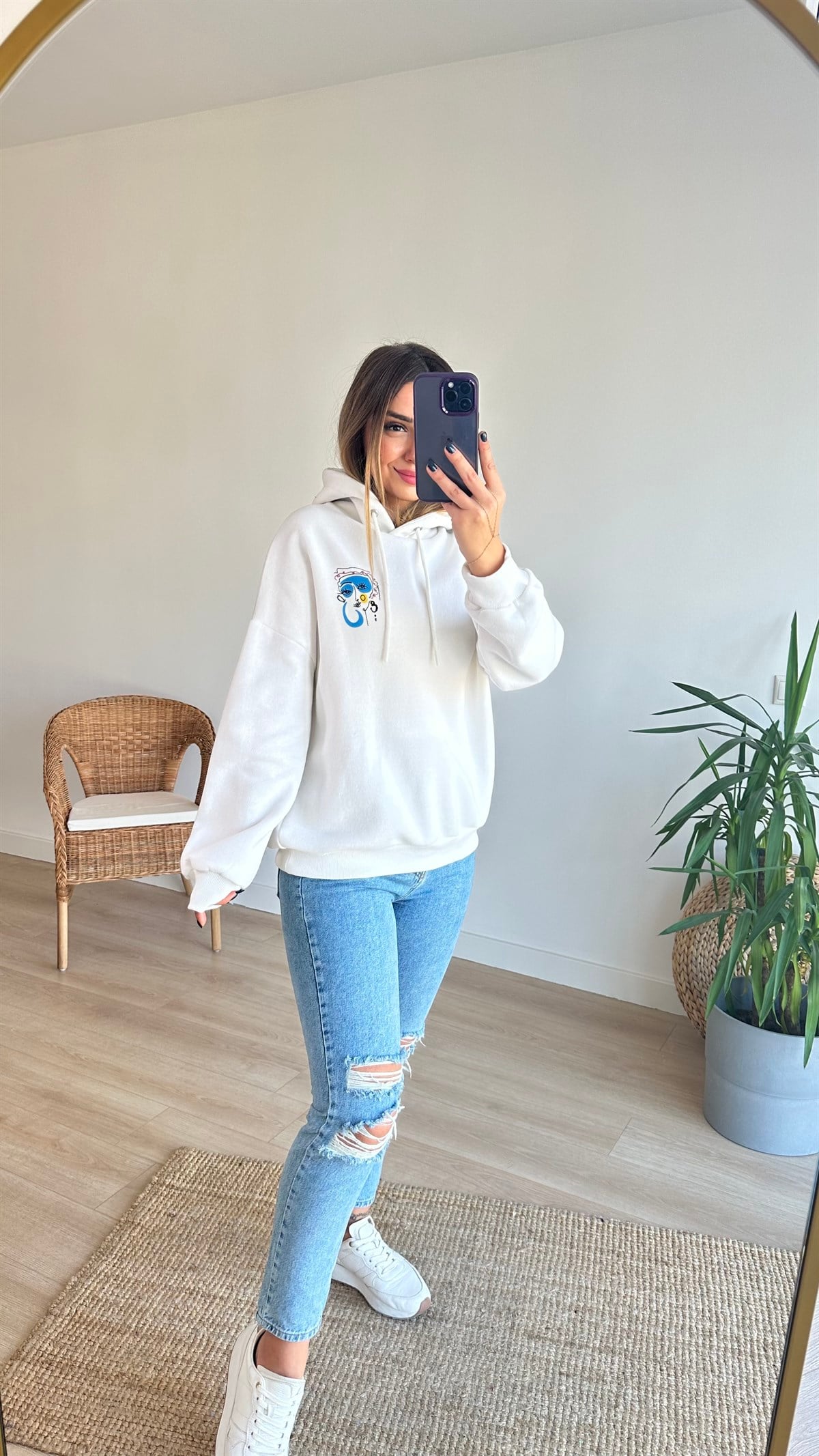 Sırt Baskılı Beyaz Kapüşonlu Sweatshirt