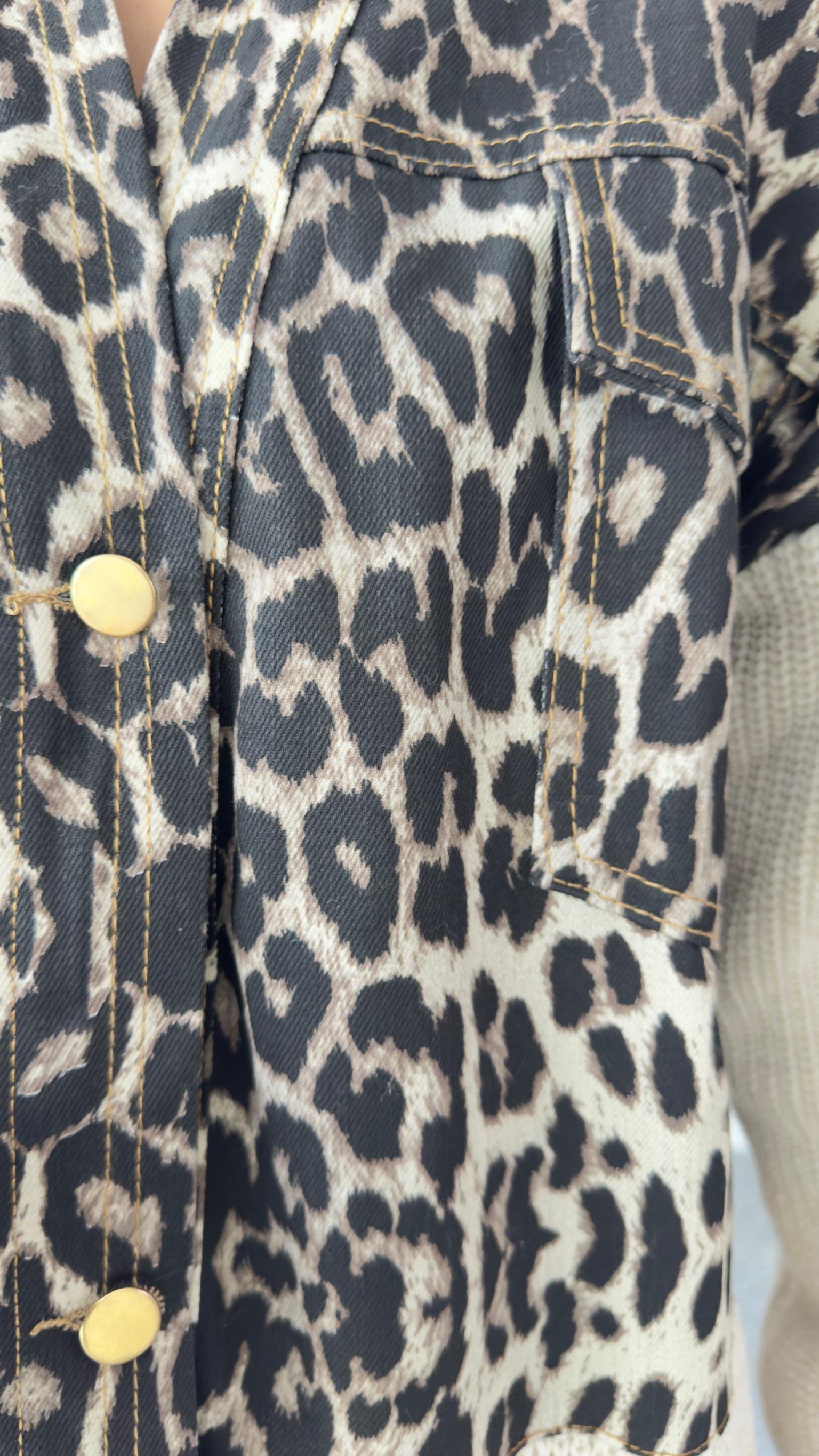 Minta Üstü Leopar Altı Triko Detaylı Bej Hırka