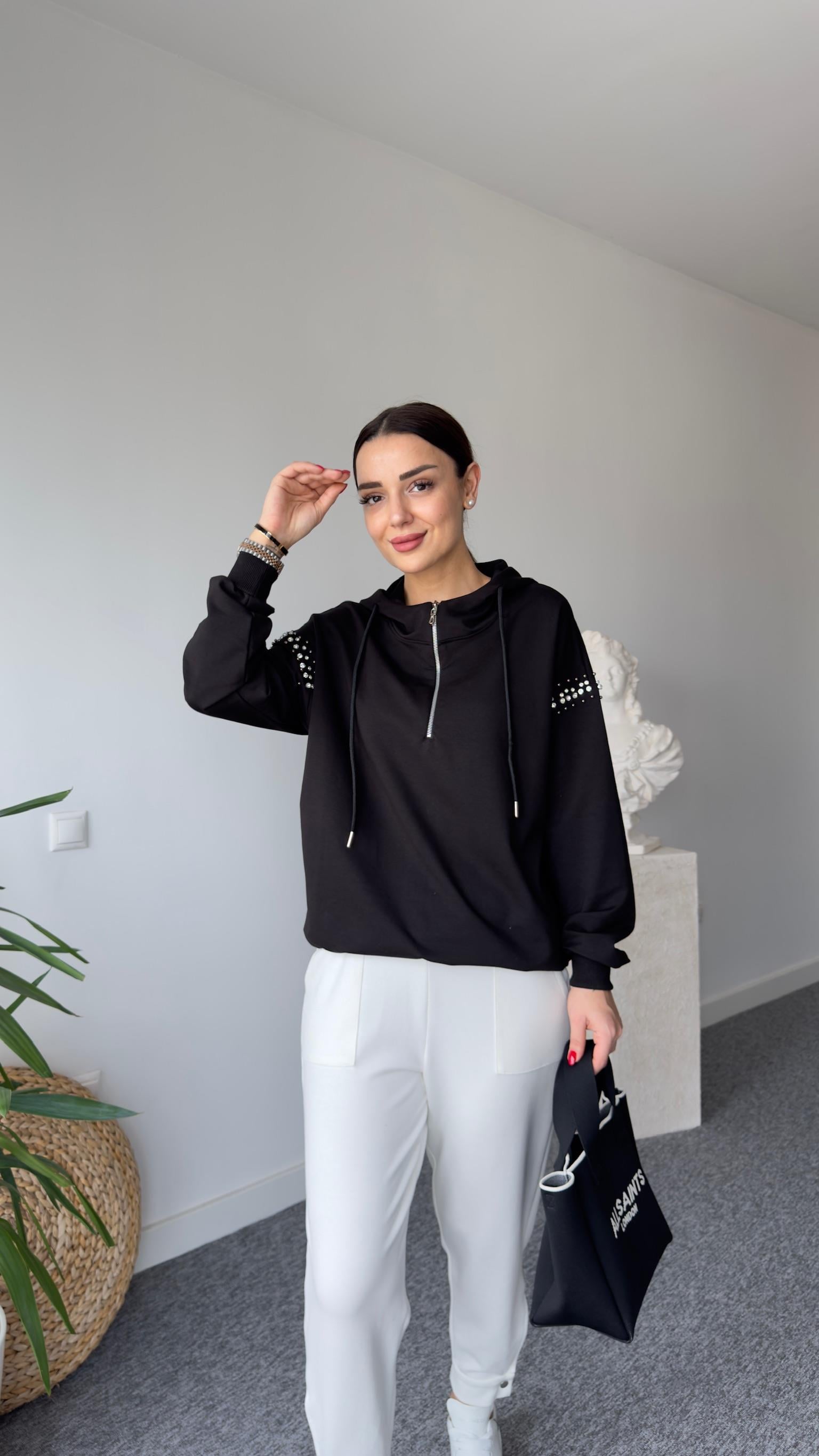 Omuzları Taşlı Kapüşonlu Siyah Sweatshirt