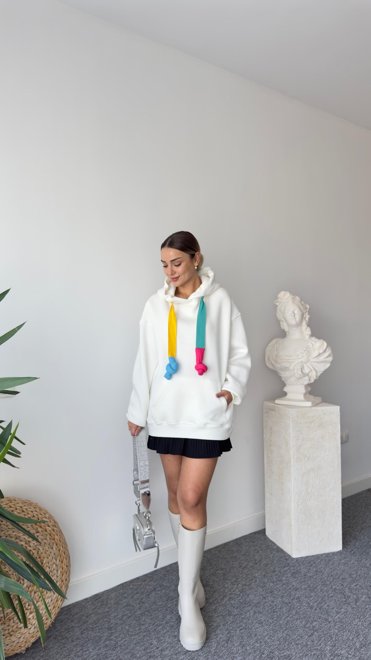 Renkli Kordon Detaylı Salaş Beyaz Sweatshirt