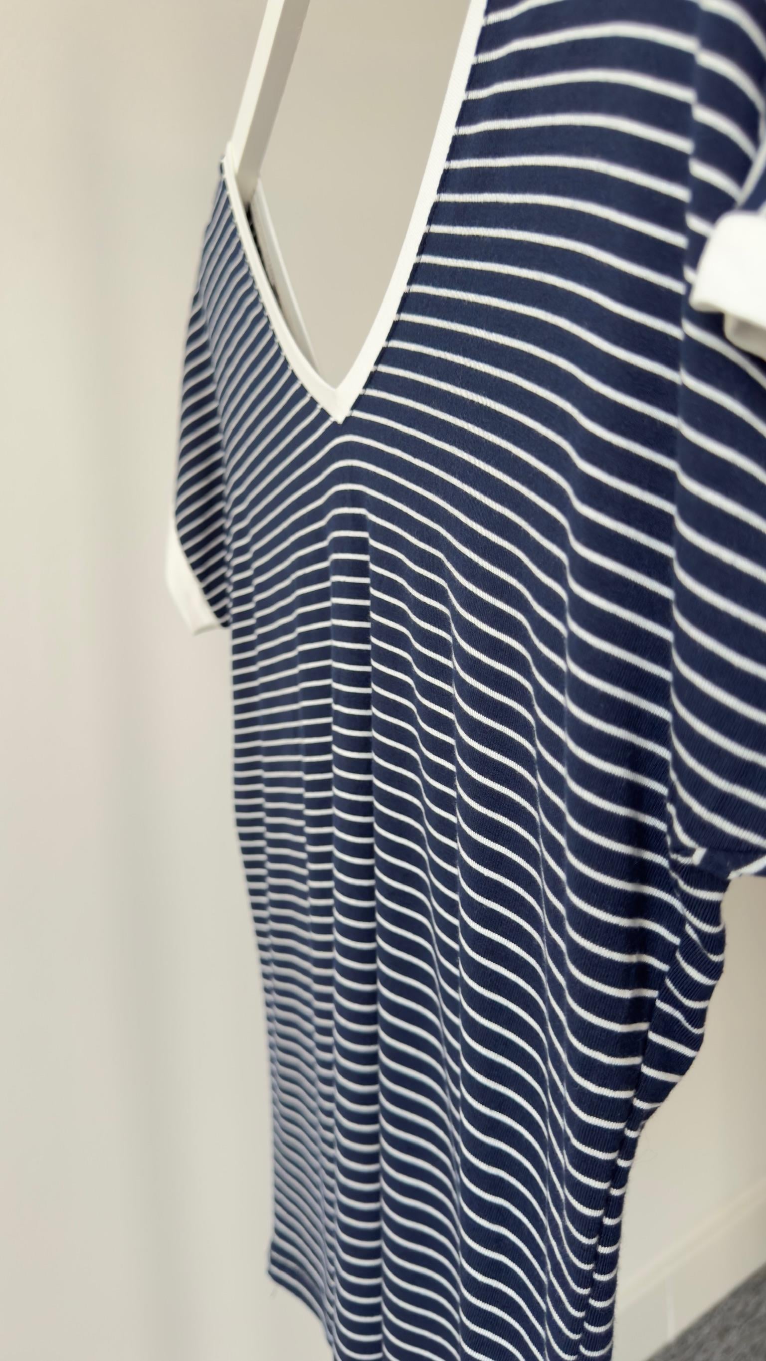 Yaka Beyaz Geçişli Ön Arka V Çizgli Tshirt