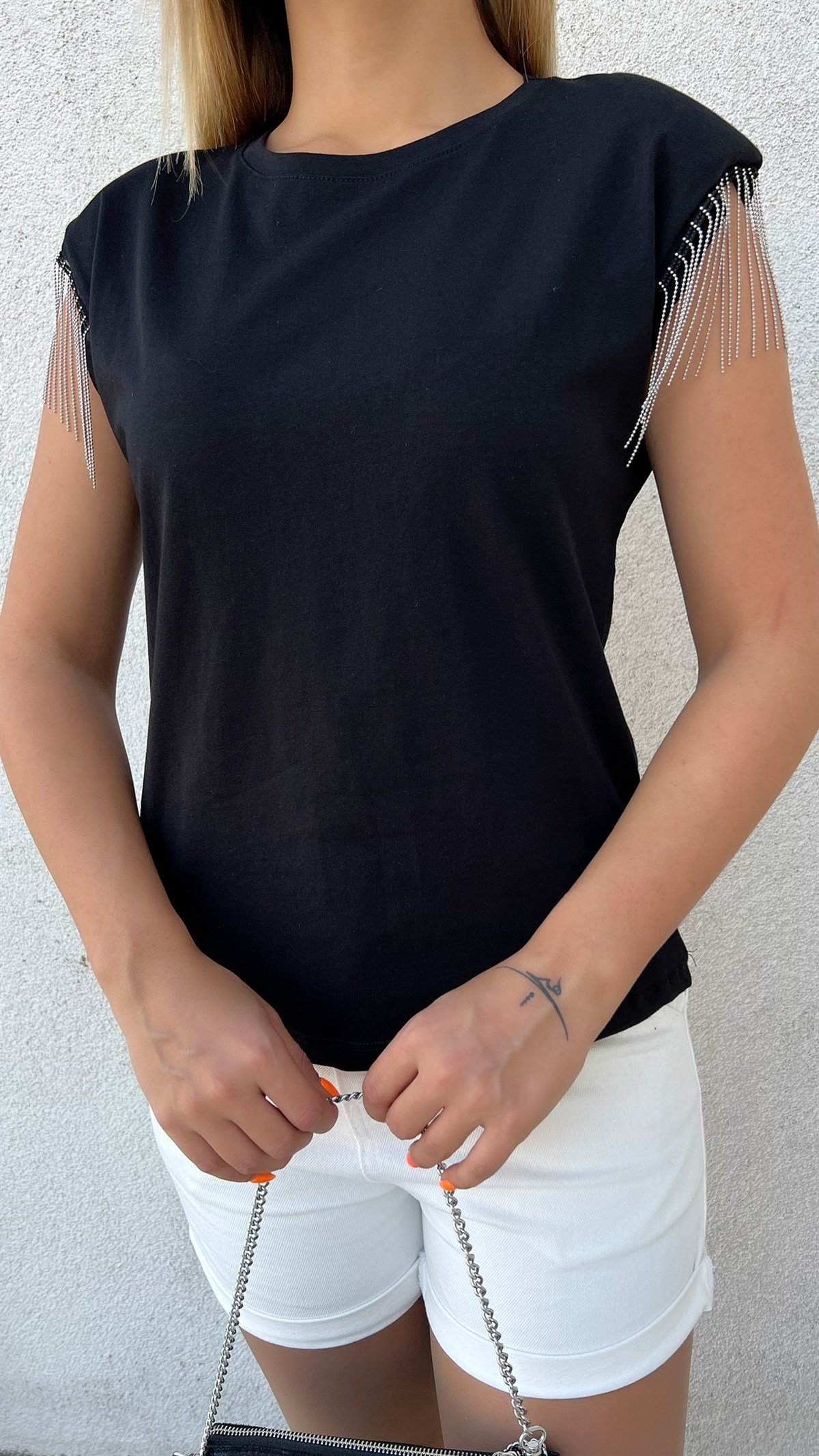 Kolu Zincir Detaylı Vatkalı Siyah Tshirt
