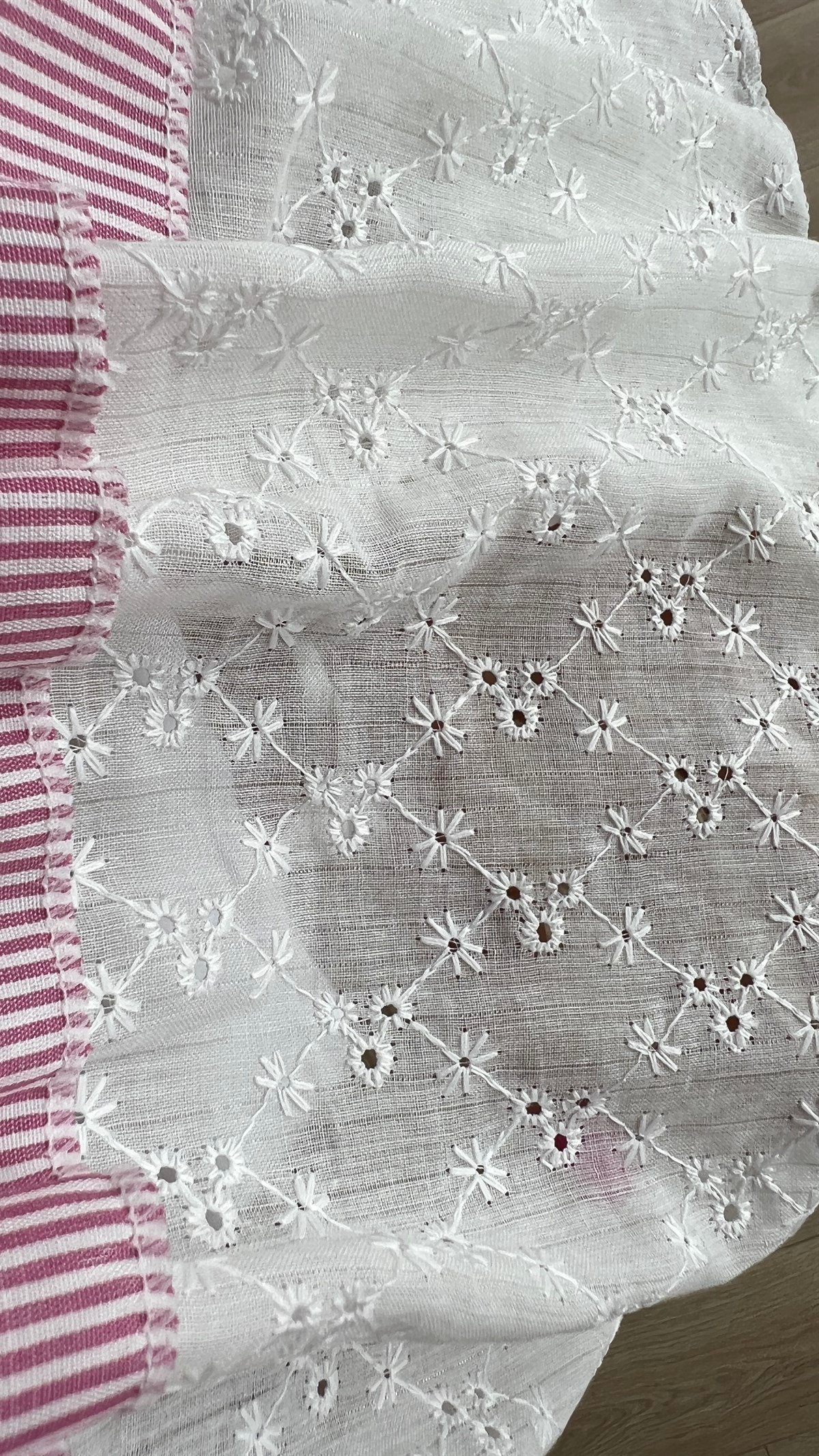 Fistolu Pembe Çizgili Tasarım Tshirt
