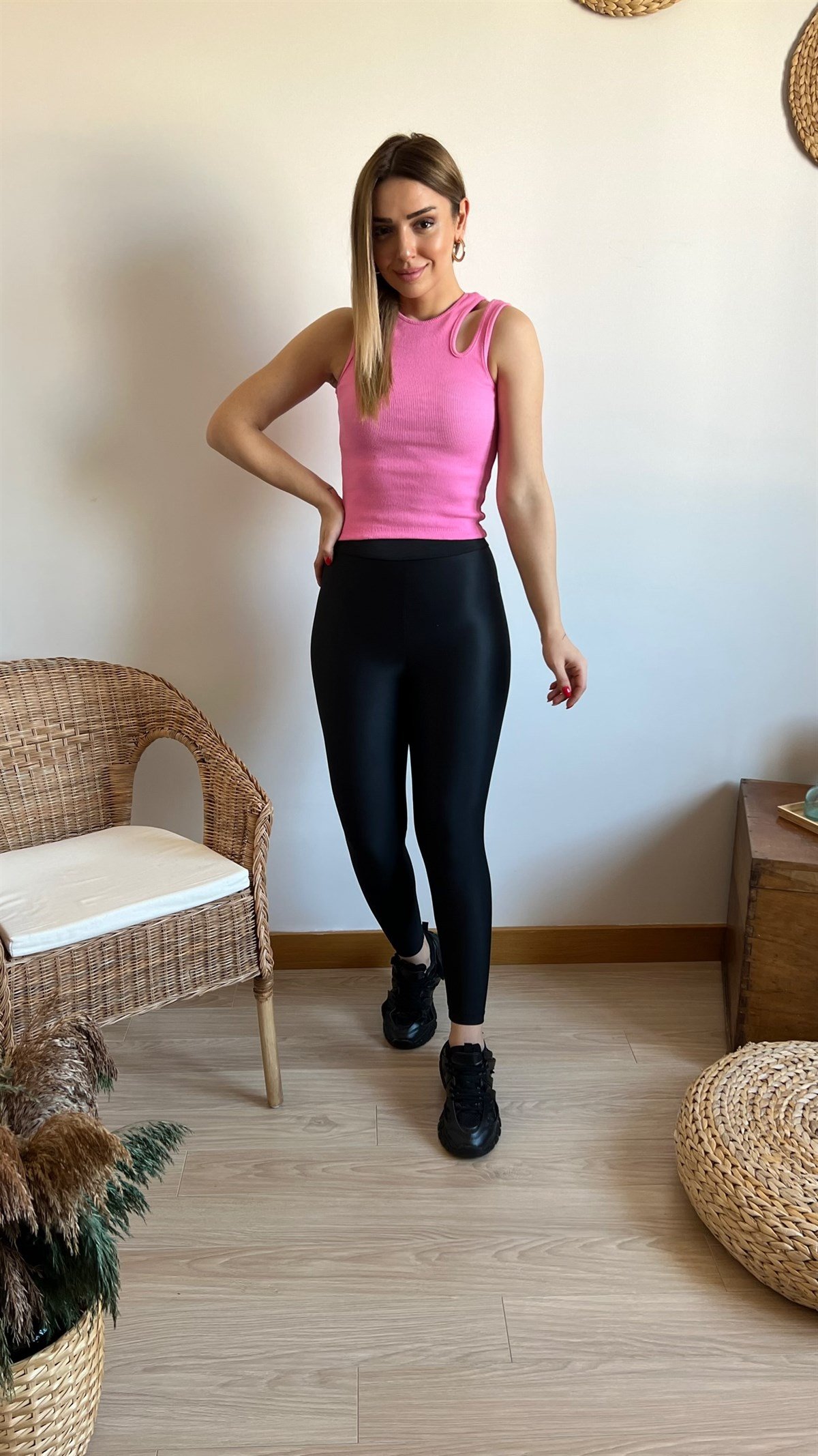 Omzu Açık Pembe Triko Atlet