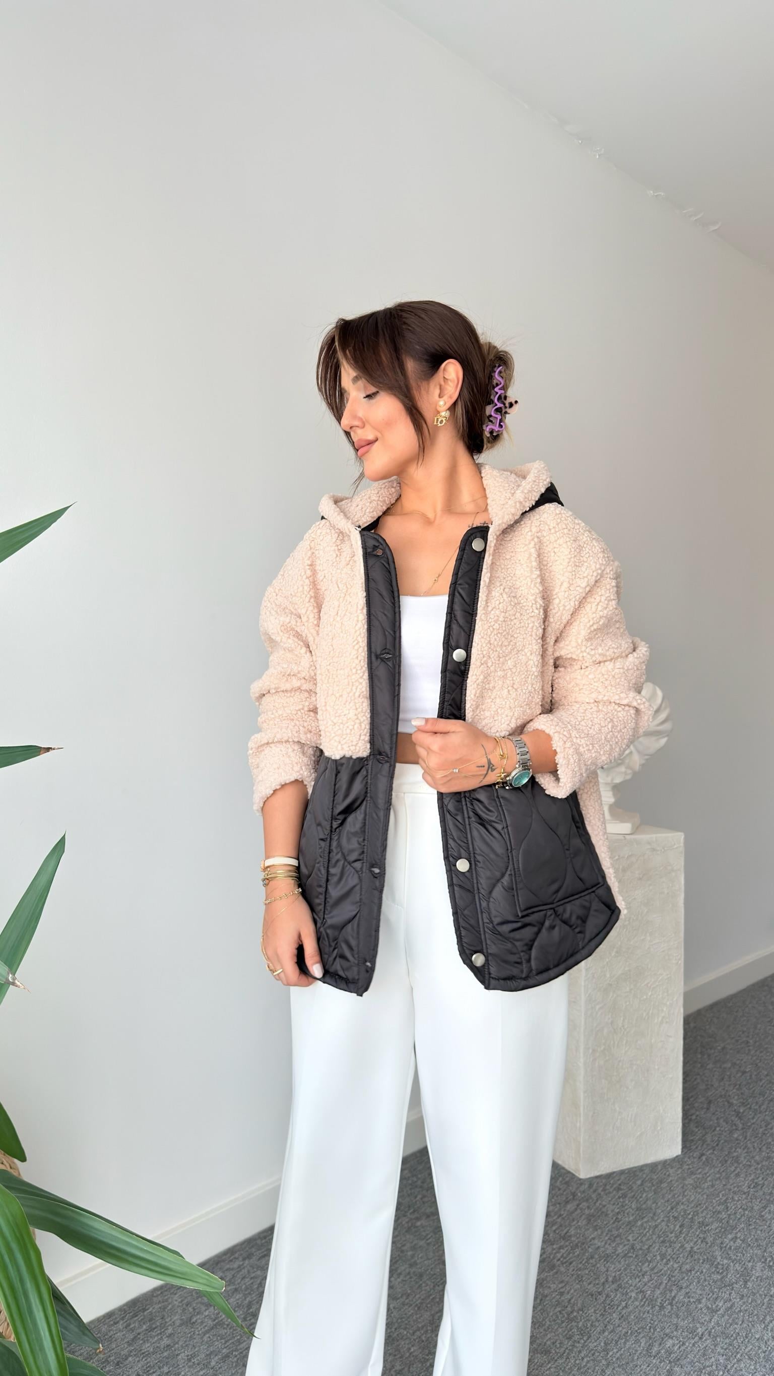 Siyah Kapitone Detaylı Ekru Teddy Ceket