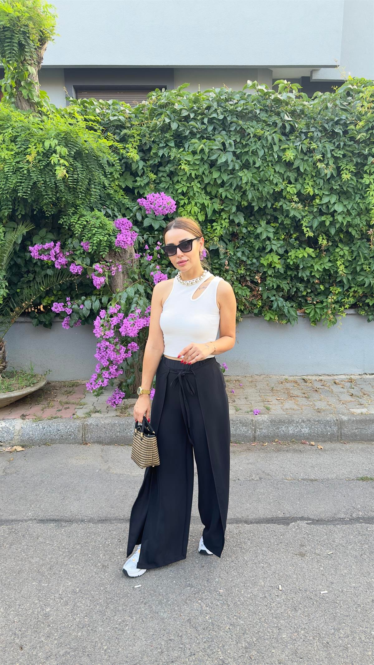 Sima Yırtmaç Detaylı Siyah Pantolon
