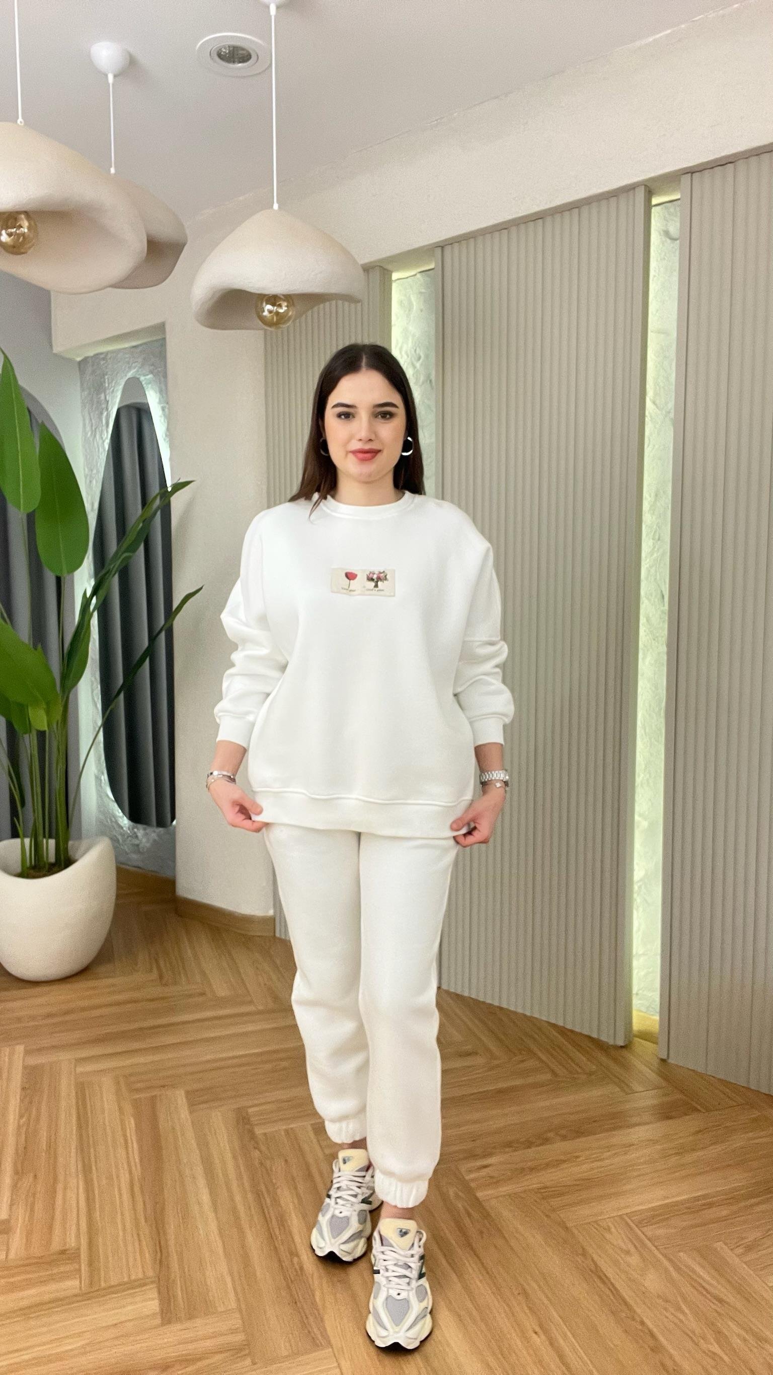 Etiket Detaylı Beyaz Şardonlu Eşofman Takımı