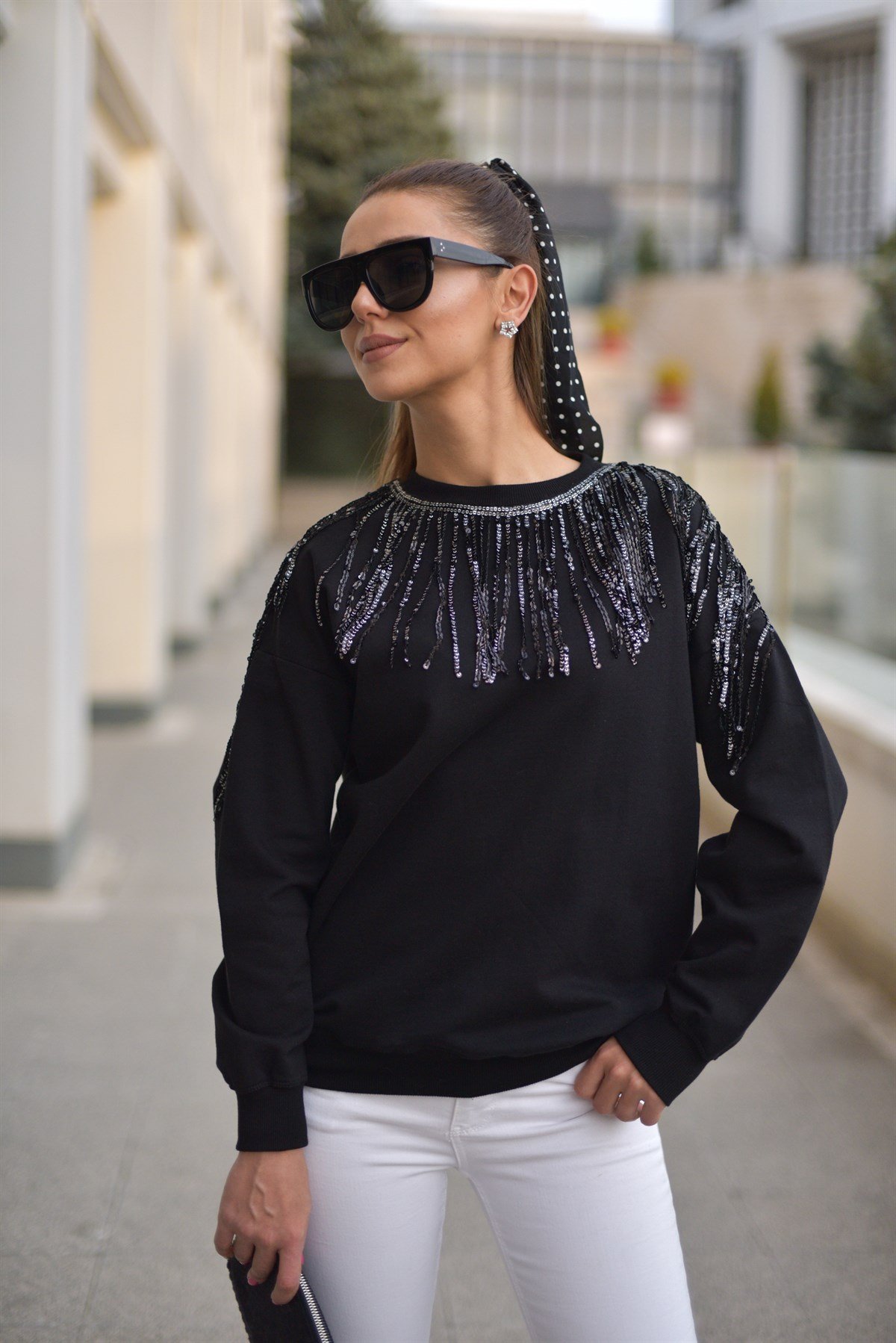 Yakası Pullu Sweatshirt