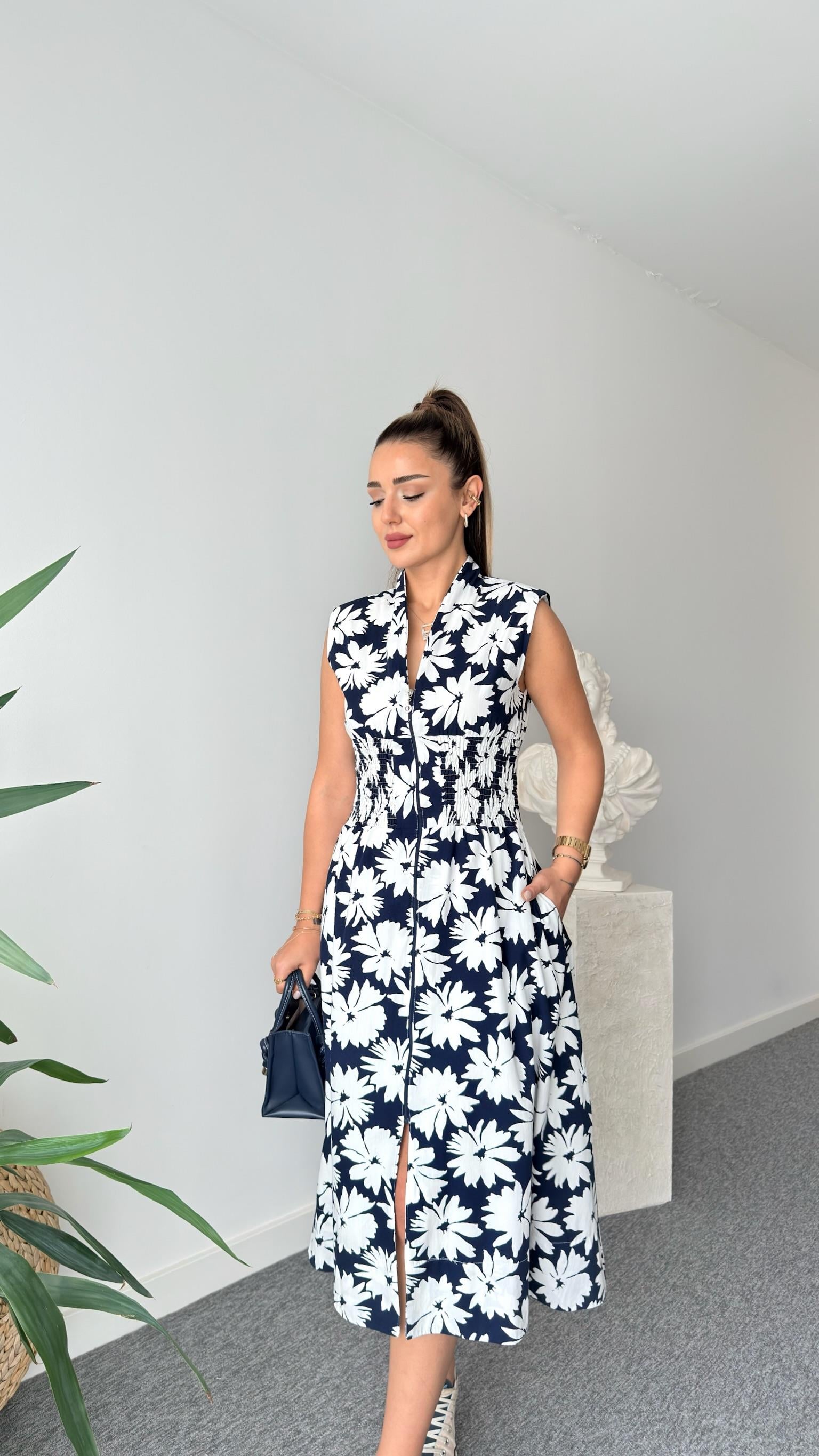 Belden Gipe Detaylı Çiçek Desenli Mavi Elbise 