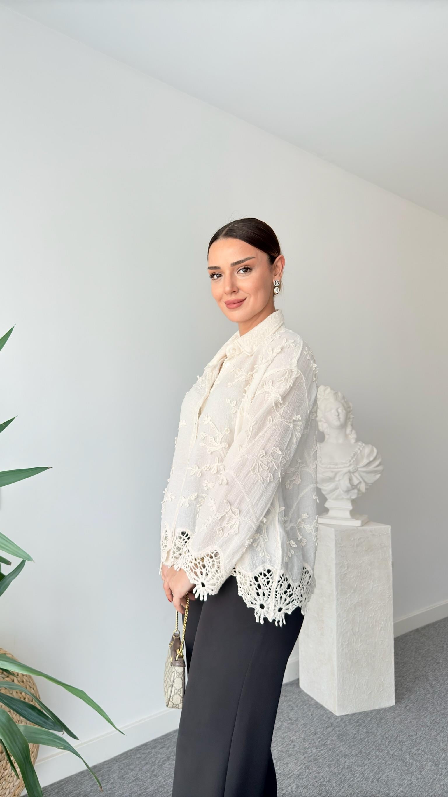 Kina Nakış Detaylı Bej Gömlek
