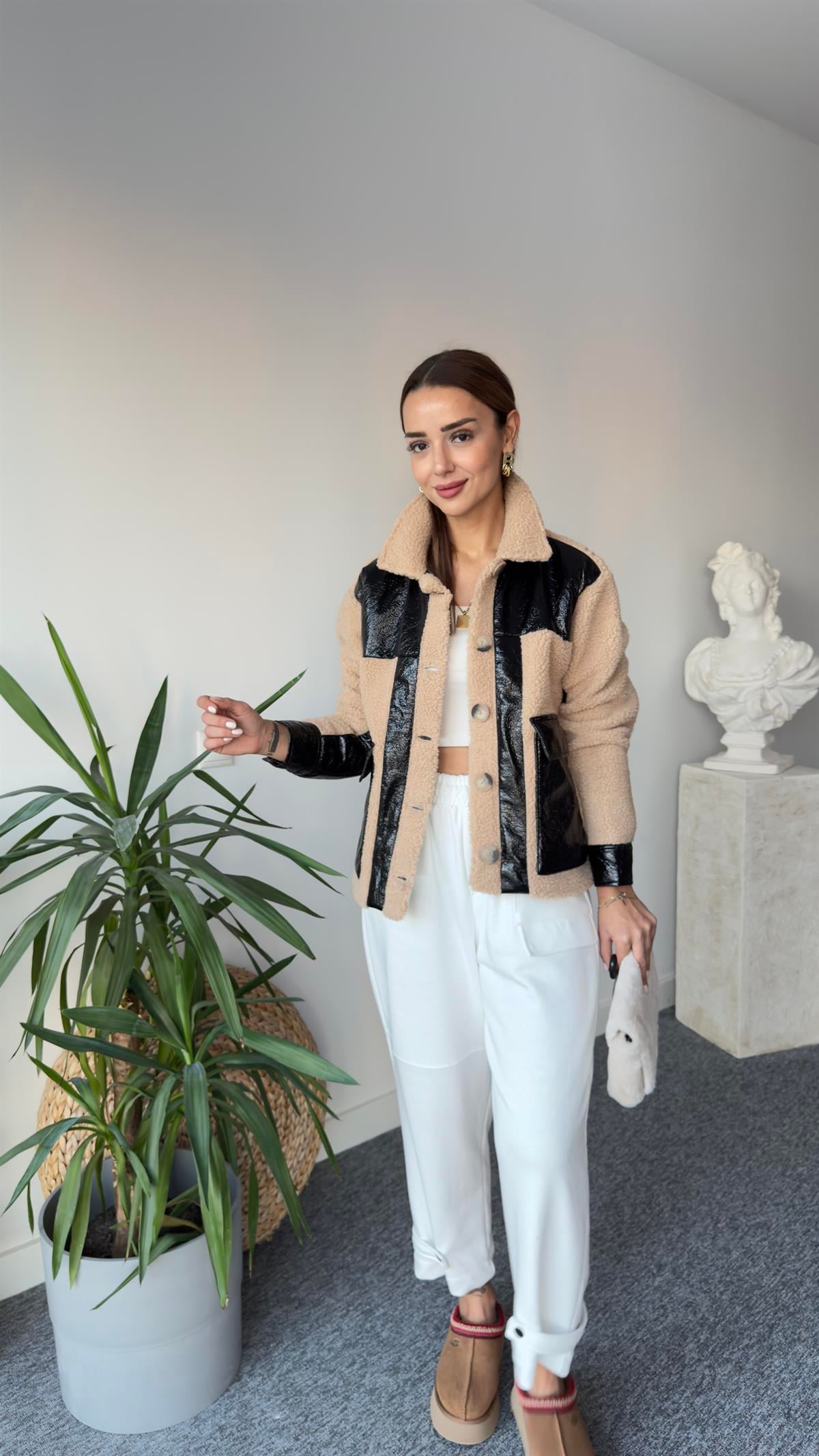 Peluş Ve Rugan Detaylı Mont