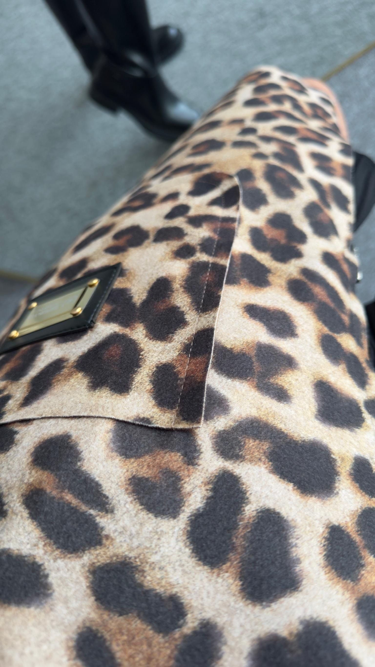 Arma Gold Detaylı Süet Leopar Kaban